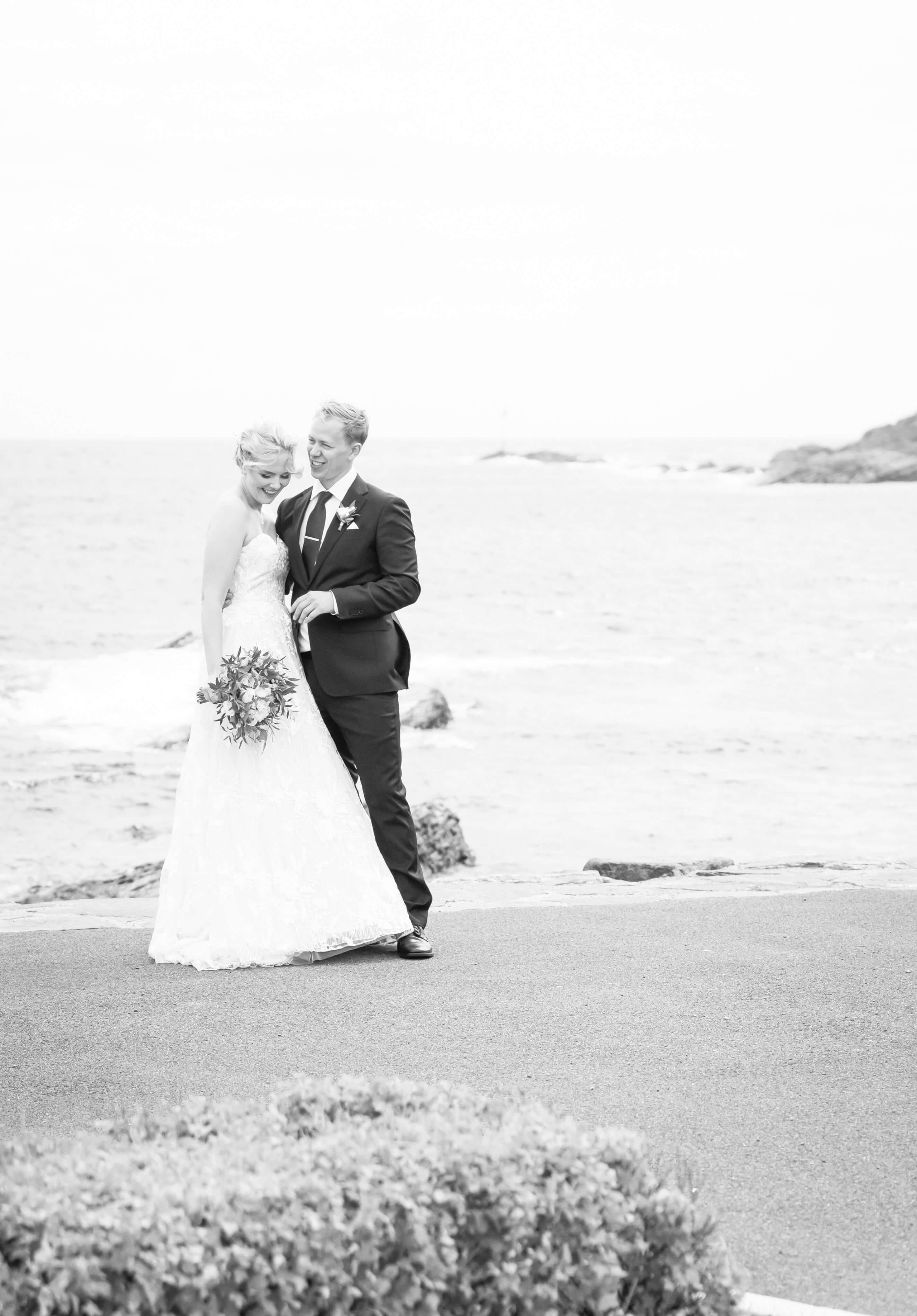 bryllupsfotograf Langesund, brudepar går hånd i hånd langs vannet