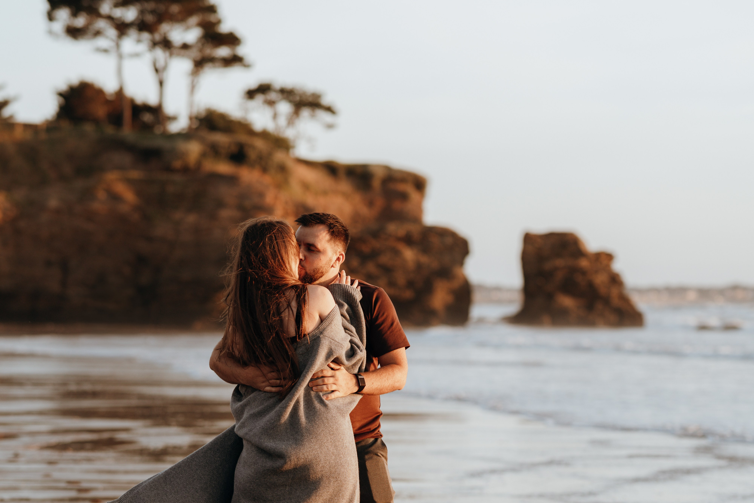 Sunset maternity photoshoot. Annah Louwagie — Lifestyle photographer for couples, families & brands | France & worldwide