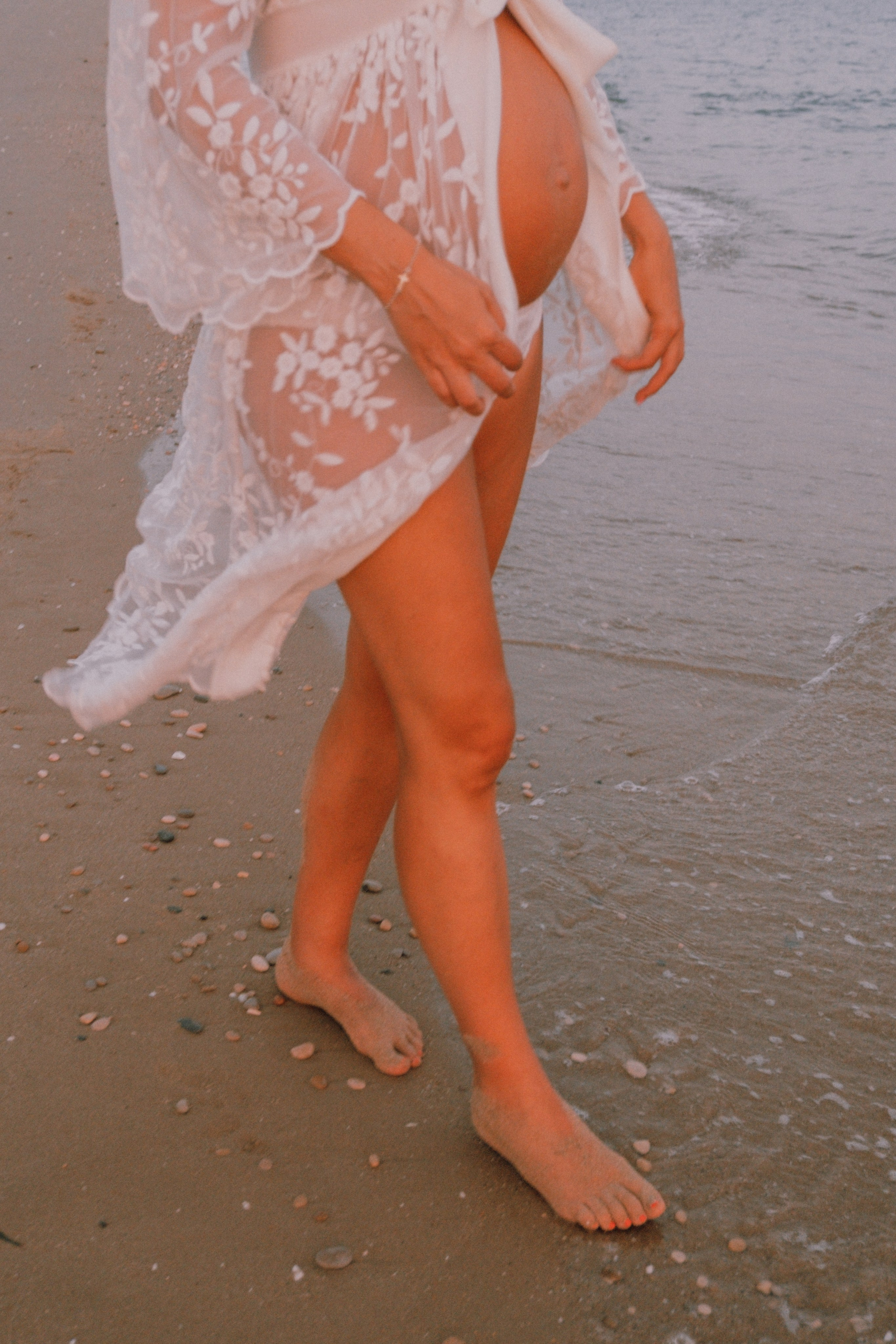 Sesión embarazo en la playa. Fotografía profesional en Calafell - Elena Medvedeva