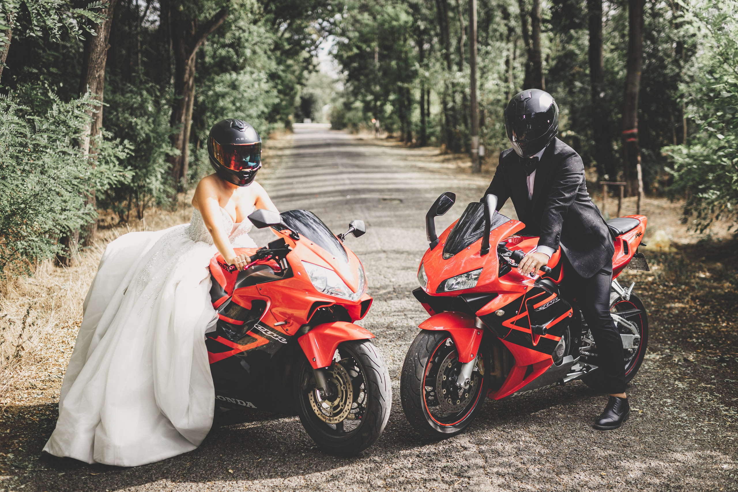 Trash the Dress cu motocicliști — ședință foto de poveste. Lucian Dedeu — Fotograf de nuntă și eveniment