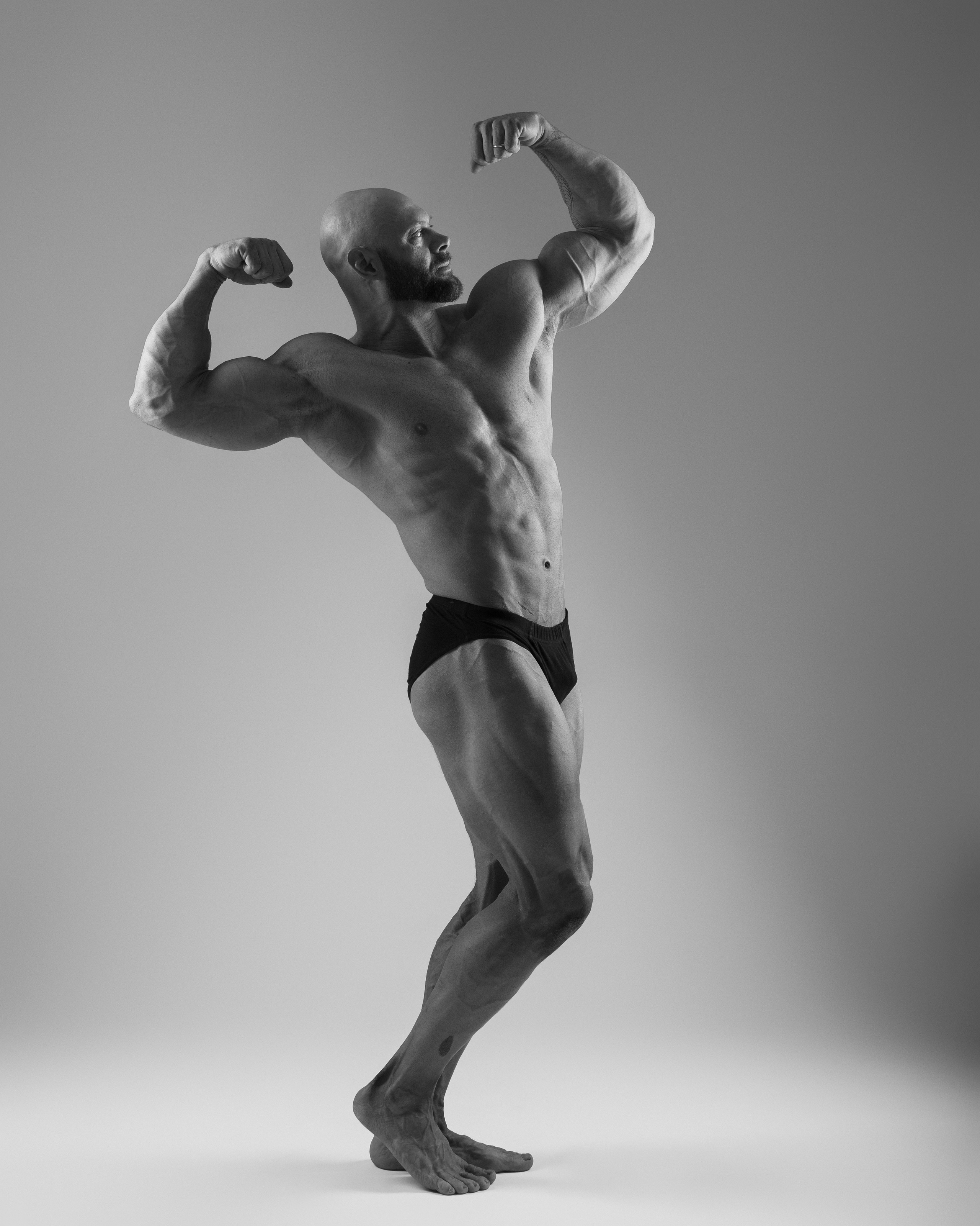 Schwarz-Weiß-Foto eines Mannes mit muskulösem Körper – Kunst der Muskeldefinition