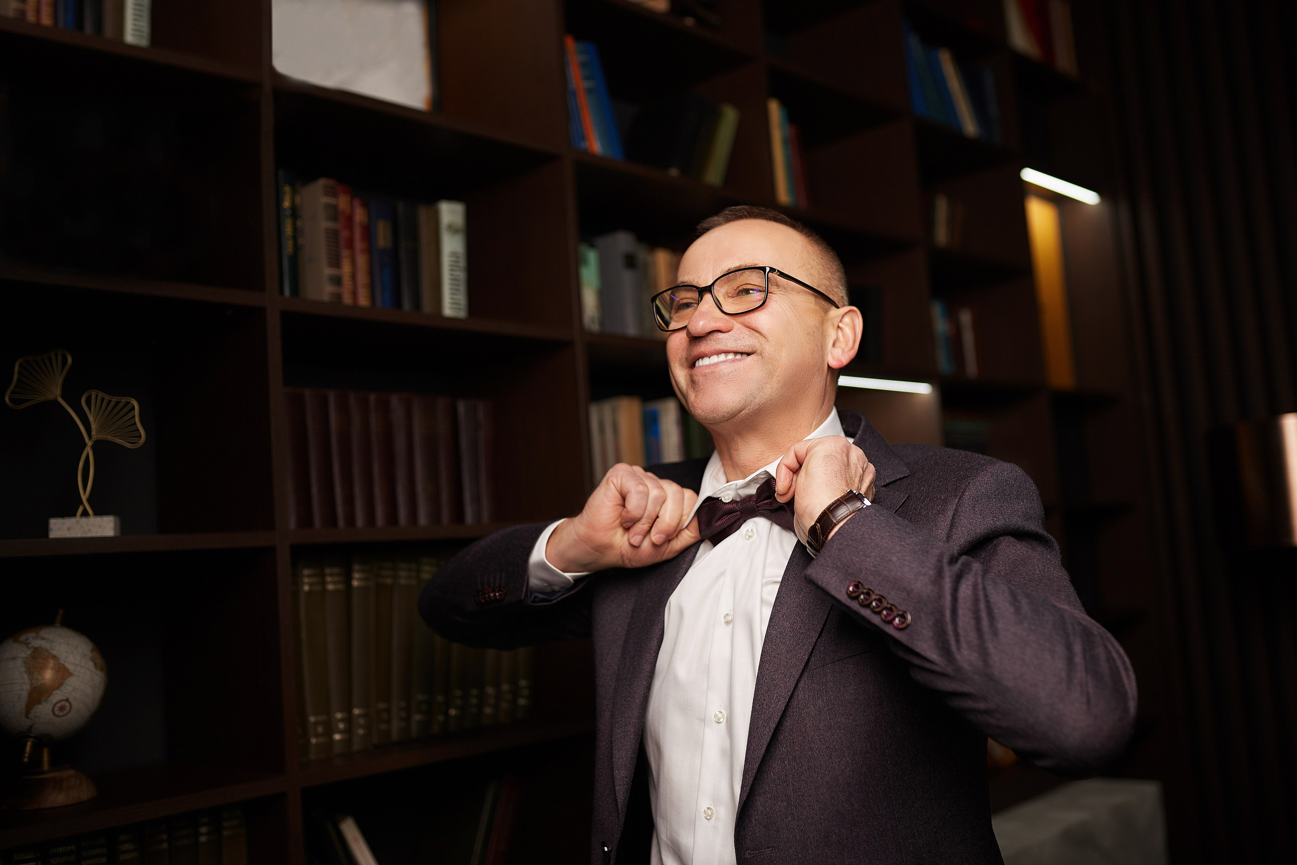 счастливый мужчина в костюме с бабочкой