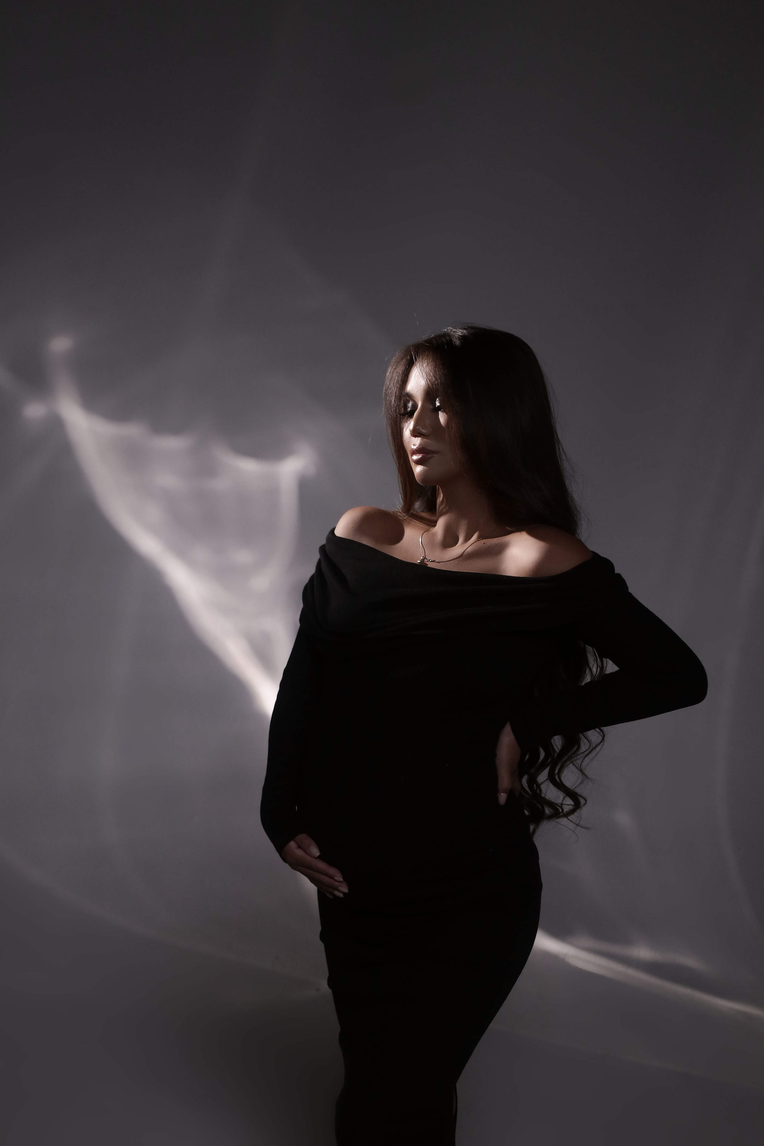 черное базовое платье с опущенными плечами,трикотаж,так же имеется в оттенке пудра.Размер универсальный