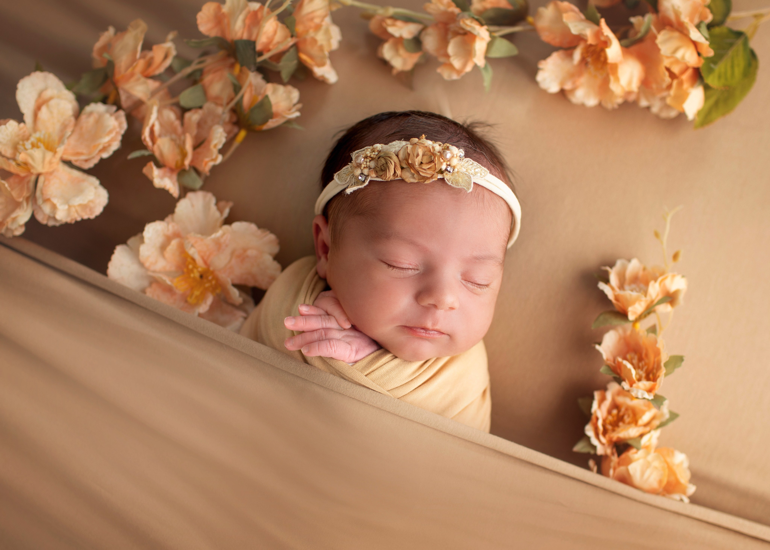 Storebror kramar sin lilla syster ömt, ett minnesvärt fotografi från fotostunden tillsammans.