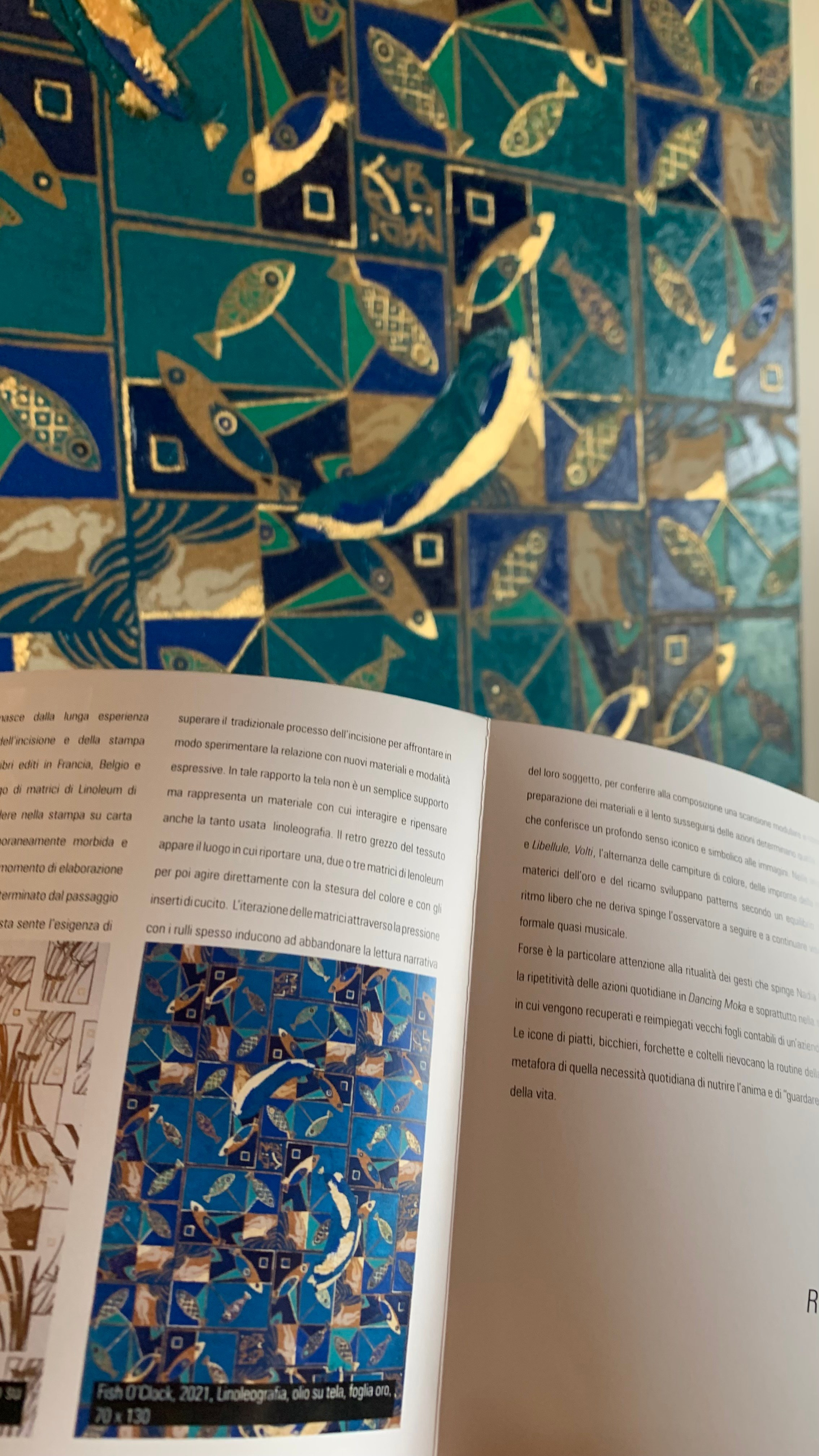 «Fish O ‘Clock» Tecnica mista, stampa su tela, ricamo su tela, olio su tela 70×130 cm. Nadia Kuprina. Artist