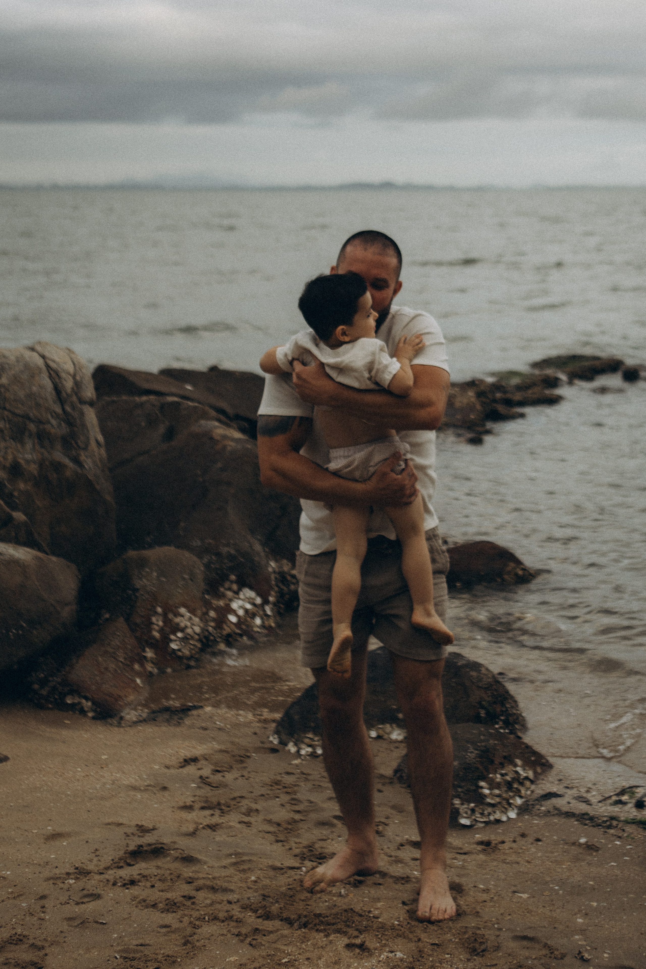 pais brincando com filhos em ensaio ao ar livre em Sorocaba