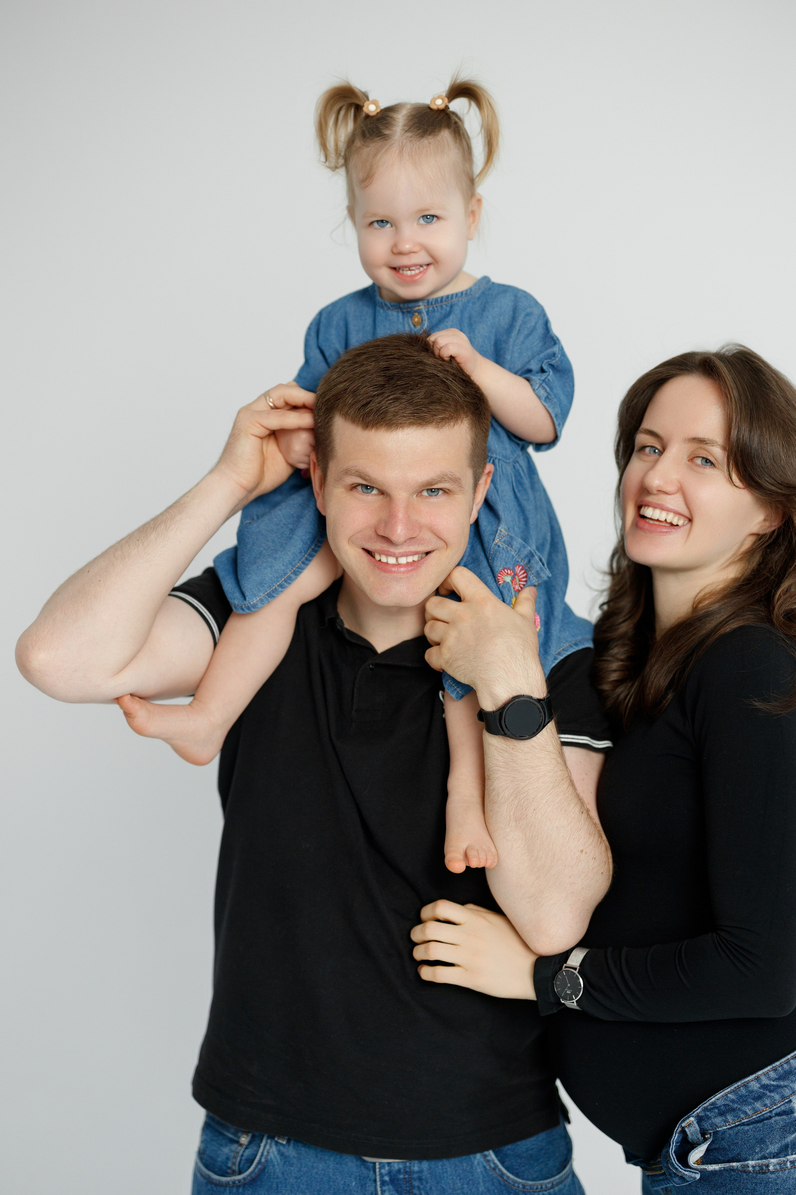 Ședință Foto de Familie — Stil Minimalist pe Fundal Alb. Scarlat Photography