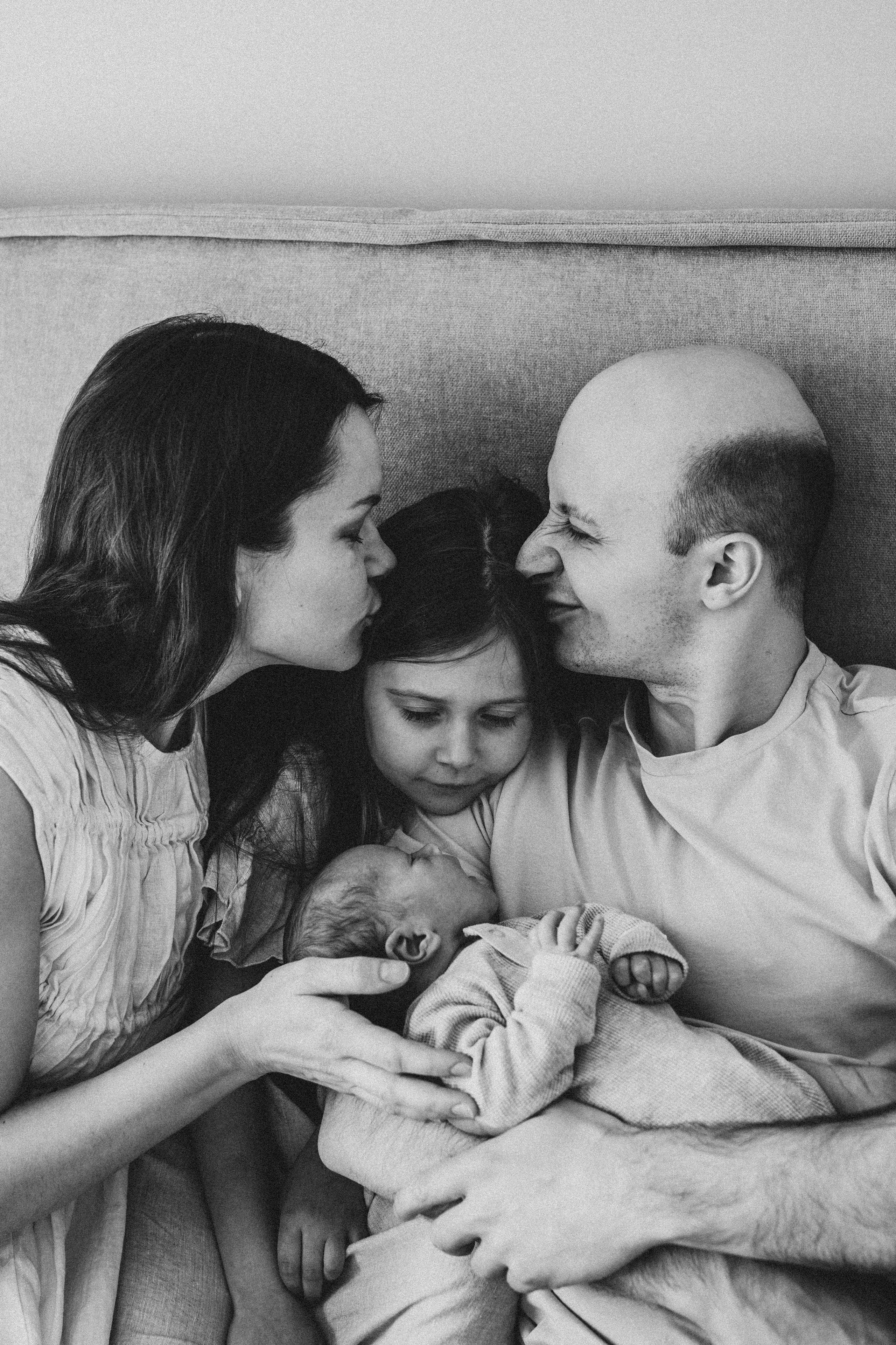 Лео и Соня (10 дней и 5 лет). Фотограф новорожденных и детей первого года Евгения Михалькевич