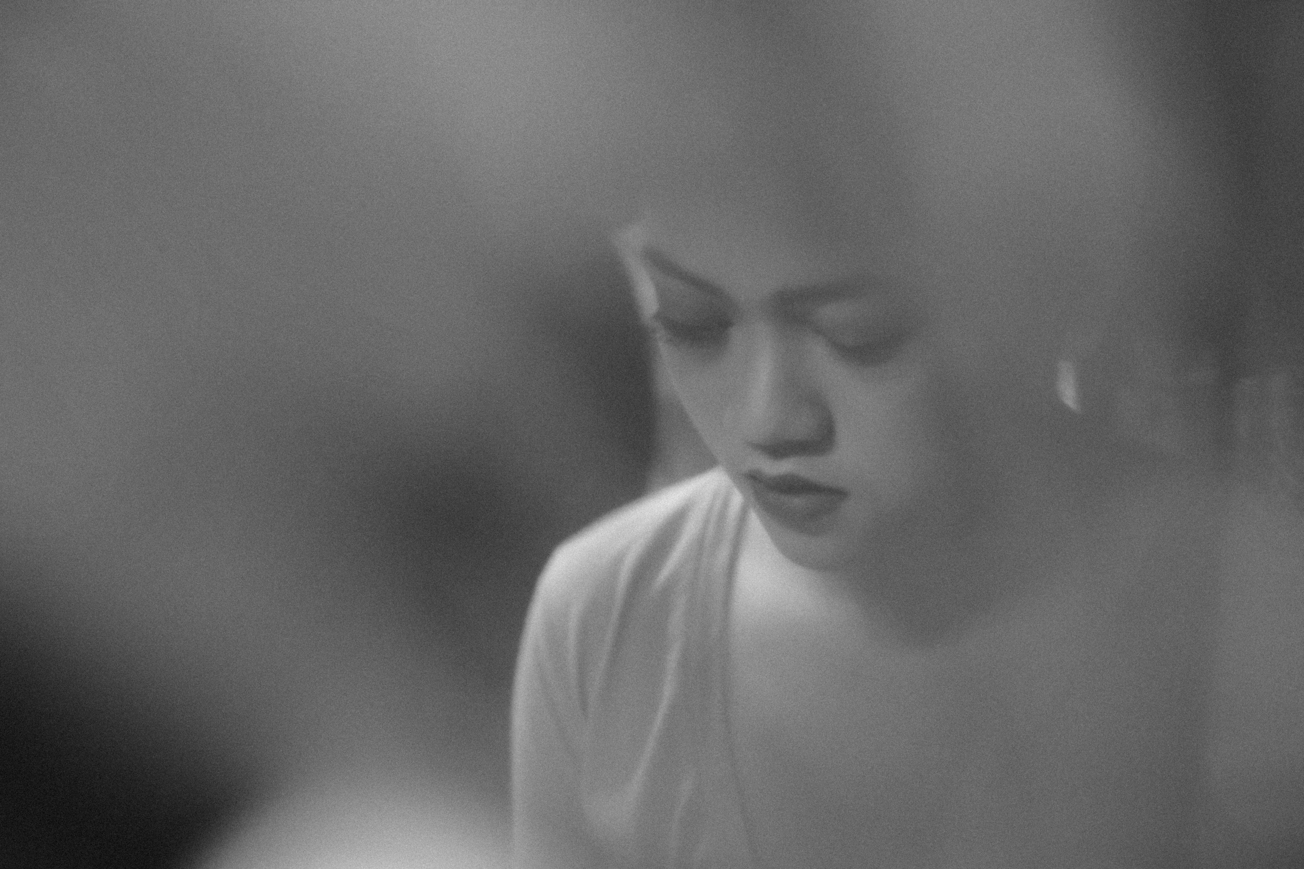 Vorbereitungen zum traditionellen indonesischen Tanz Legong. Schwarz-weiß Fotografie in Münster. Fotografin Viktoria Roschen