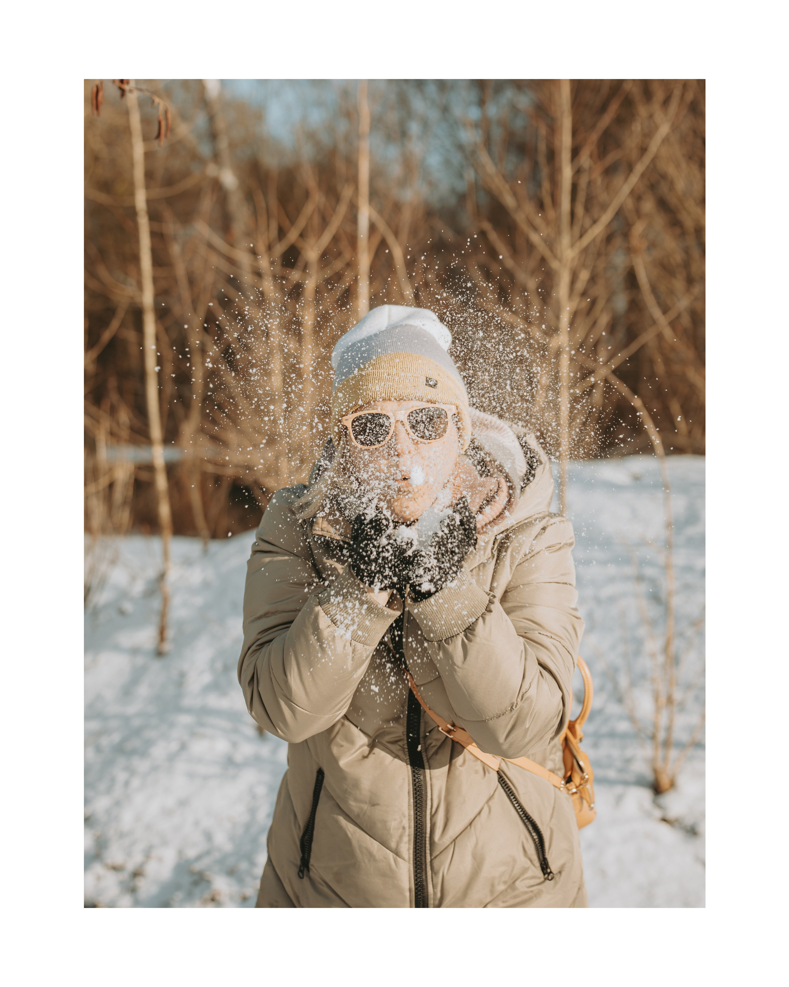 Kapture Fotografie - Fotoshoot in de sneeuw in de Plantentuin van Meise met warm golden hour zonlicht