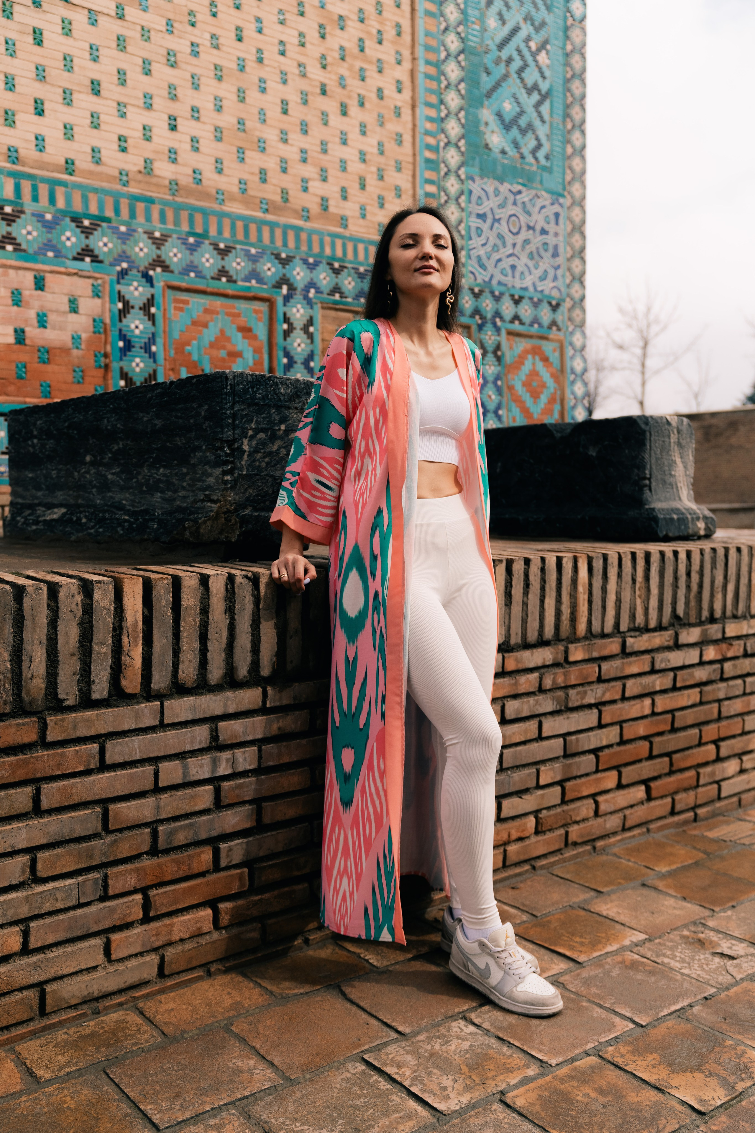 Photoshoot in a robe in Samarkand: Unique Shots with the Shah-i-Zinda. Photographer in Uzbekistan and Samarkand Djasur Marupov