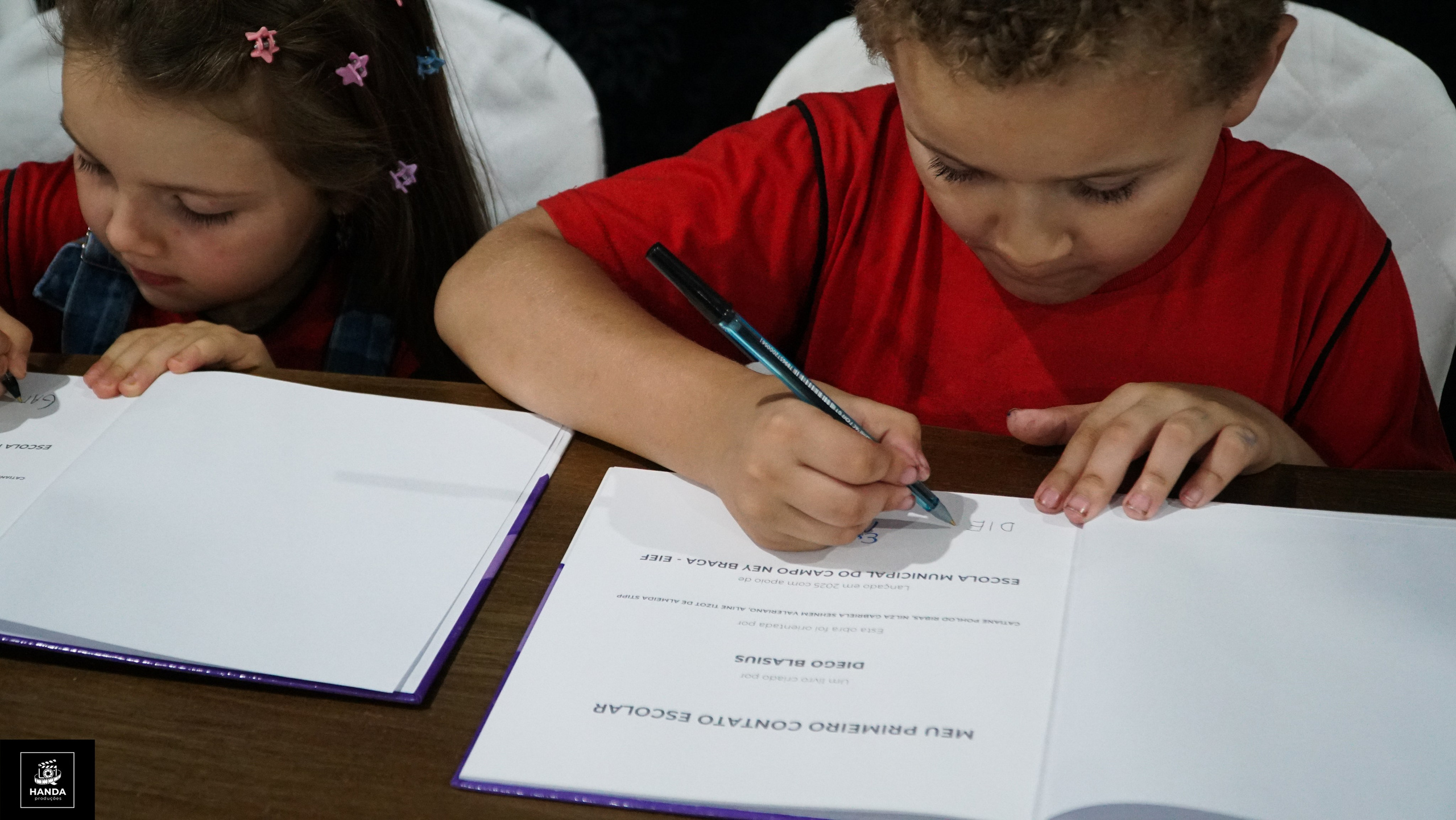 Noite autógrafos colégio Aurélio Buarque de Holanda. Handa Produções