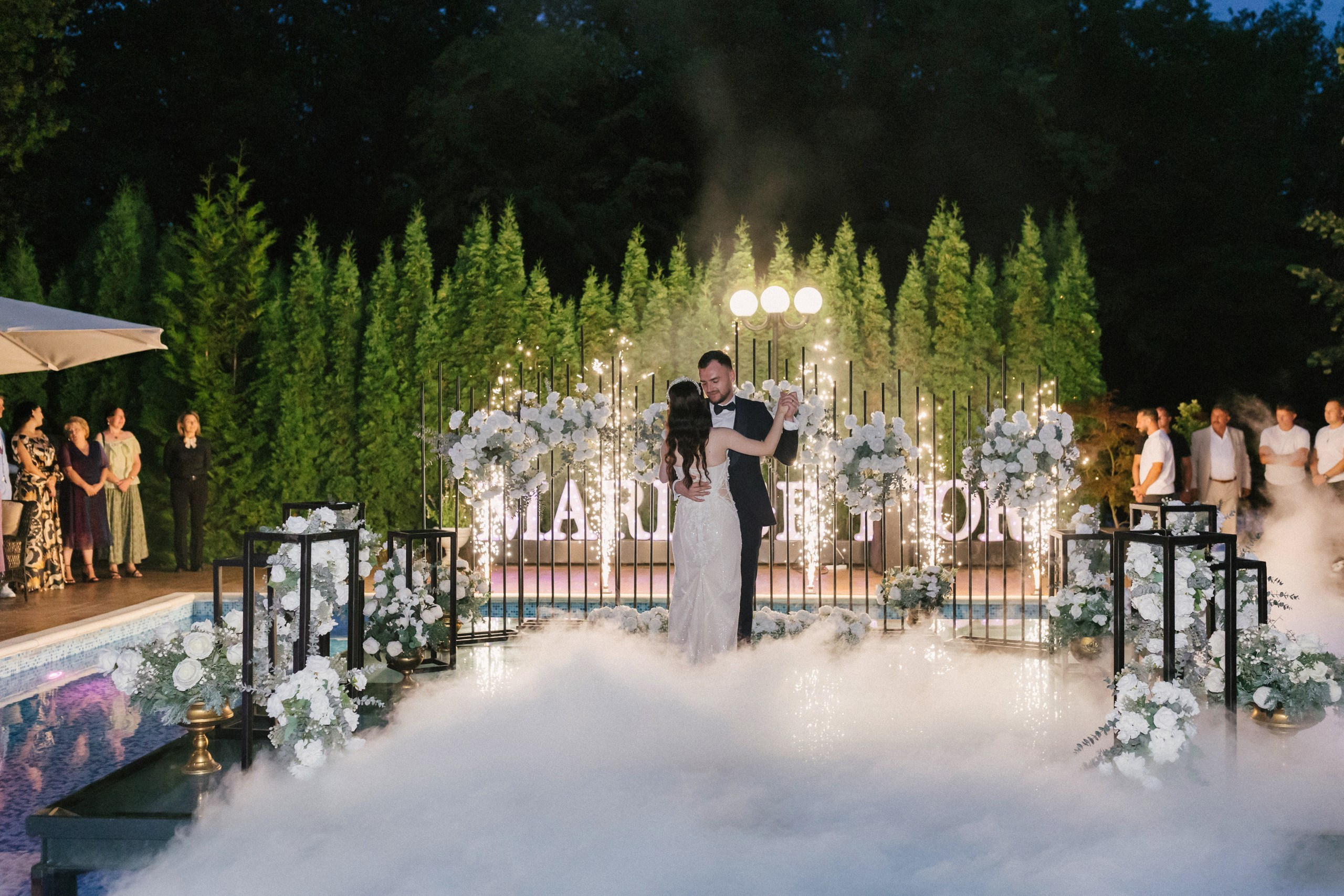 1. Mireasa Adriana în timpul pregătirilor de nuntă în Tudora Botoșani2. Costumul mirelui Ionuț fotografiat artistic în ziua nunții3. Prietenii mirelui la tradițiile de nuntă în Tudora4. Bărbieritul mirelui în cadrul obiceiurilor tradiționale de nuntă5. Fotografii de familie la biserică în ziua nunții6. Portret de familie cu mirii și copilul lor la nunta din Botoșani7. Primul dans al mirilor la Mariage Dor Baisa Botoșani8. Decor elegant de nuntă la Mariage Dor Baisa9. Emoții și tradiții la nunta din Tudora județul Botoșani10. Fotograf profesionist de nuntă în Botoșani surprinzând momente autentice - otograf-nunta-botosanifotograf-evenimente-botosanifotograf-profesionist-botosanifotograf-nunta-tudoranunta-tudora-botosanisedinta-foto-nunta-botosanipoze-nunta-botosanifotografii-nunta-tudorafotograf-cununie-religioasa-botosanibiserica-sfintii-imparati-constantin-si-elena-tudoramariage-dor-baisa-botosanirestaurant-nunta-botosanidansul-mirilor-mariage-dorpregatiri-mire-botosanipregatiri-mireasa-botosanitraditii-nunta-moldovaobiceiuri-nunta-tudorafotograf-familie-nunta-botosaniportret-miri-botosanigalerie-foto-nunta-botosanialbum-foto-nunta-botosaninunta-eleganta-botosaninunta-cu-traditii-botosanifotograf-premium-nunta-botosaniservicii-foto-video-botosanipoveste-de-nunta-botosanifotograf-documentar-nuntafotograf-natural-emotionalmiri-ionut-si-adriananunta-autentica-tudora -otograf-nunta-botosanifotograf-nunta-tudoranunta-tudora-botosanifotograf-evenimente-botosanifotograf-profesionist-botosaniservicii-foto-video-botosanigalerie-foto-nunta-botosanialbum-foto-nunta-botosani - nunta-autentica-botosaninunta-cu-traditii-botosanipoveste-de-nunta-botosanifotografii-emotionante-nuntamomente-autentice-nuntafotografie-documentara-nuntafotograf-natural-nunta- pregatiri-miri-tudorabiserica-tudora-botosanicununie-religioasa-tudoramariage-dor-baisa-botosanipetrecere-nunta-botosanivalsul-mirilor-botosani - alino-foto-studio-botosaniionut-si-adriana-nunta-tudorafotograf-alin-chirila-botosani