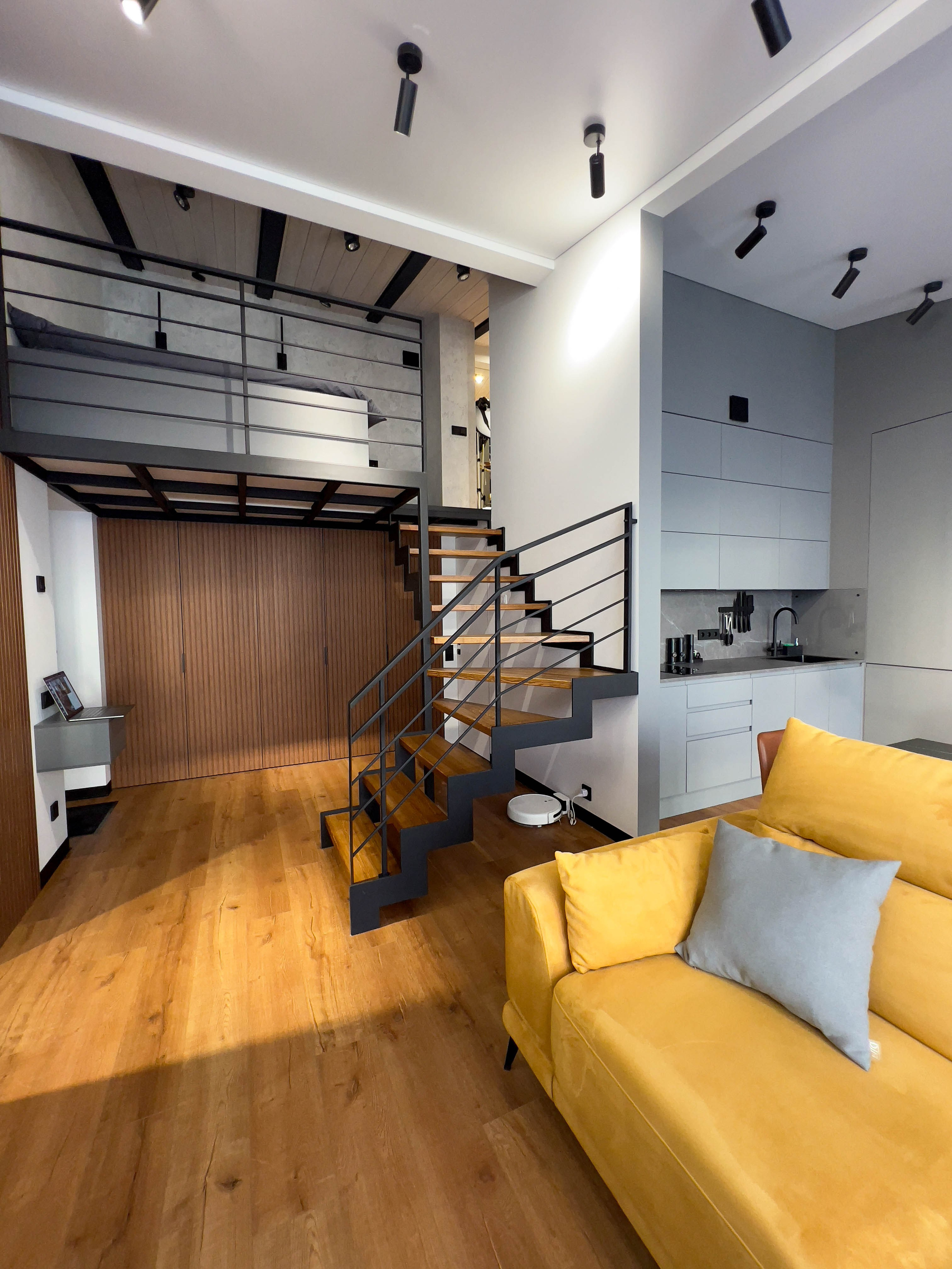 The apartment is on two levels. Fotograf Dmitrii Donets