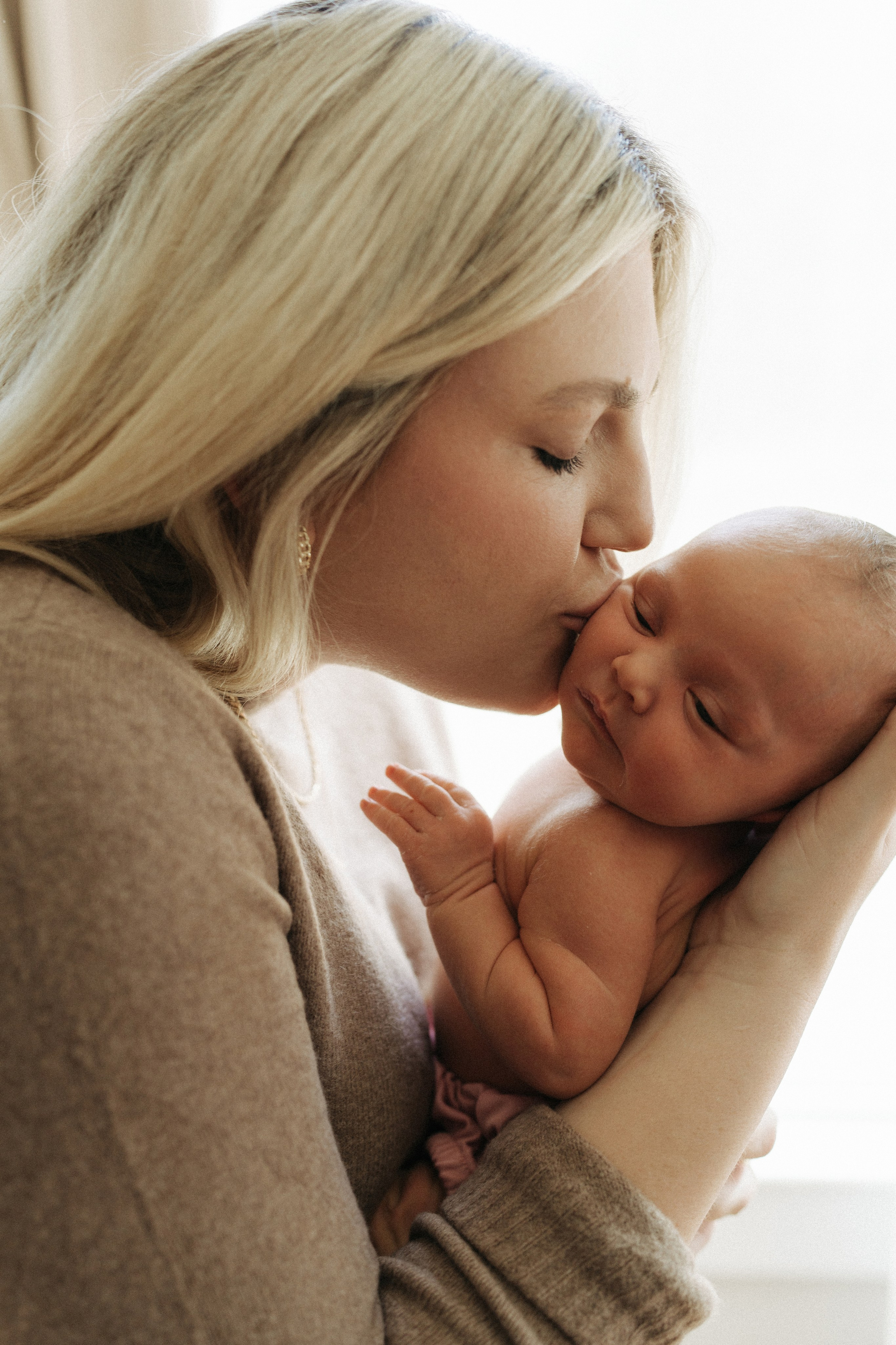 Newborn Photography at Home – Soft & Natural Moments. Alisa Tant — Family and newborn photographer Bucks County, Montgomery county, Philadelphia, NJ