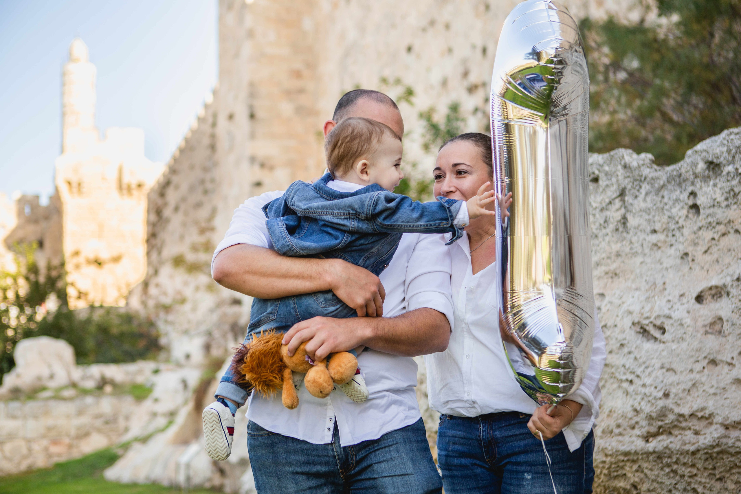 AT THE WALLS OF THE OLD CITY. PHOTOGRAPHER IN ISRAEL