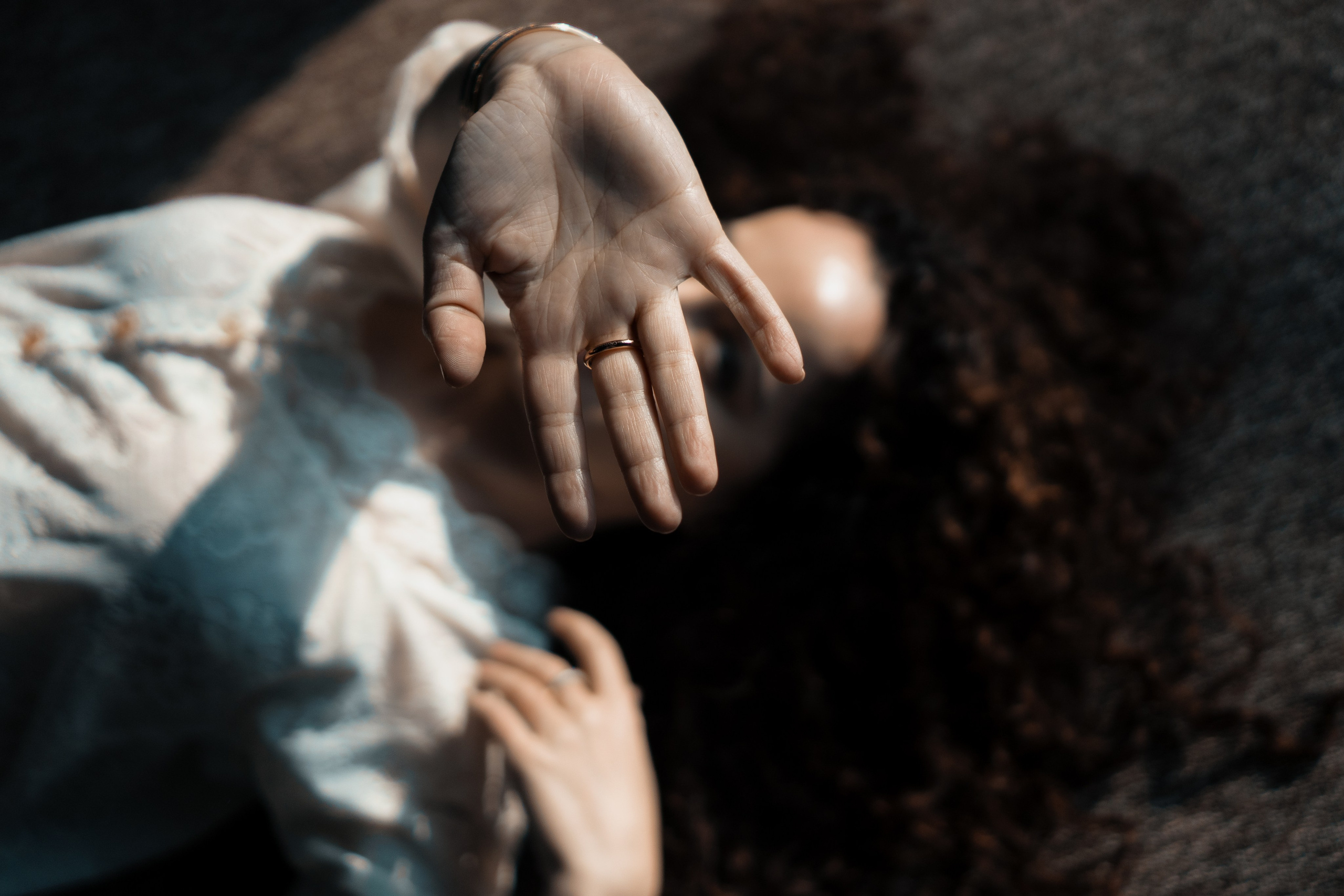 Experimentelles Lichtspiel, Frau bedeckt ihr Gesicht mit der Hand – Portrait Dresden