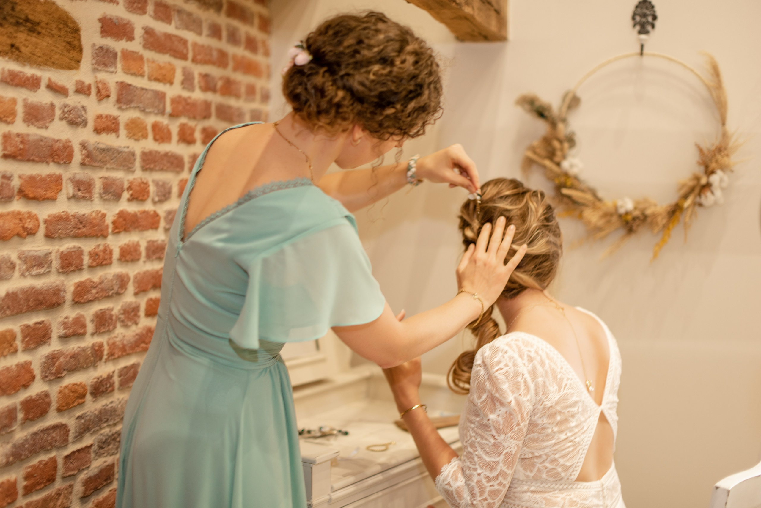 Photographe capte sourires des mariés dans cour d’une maison à Douai