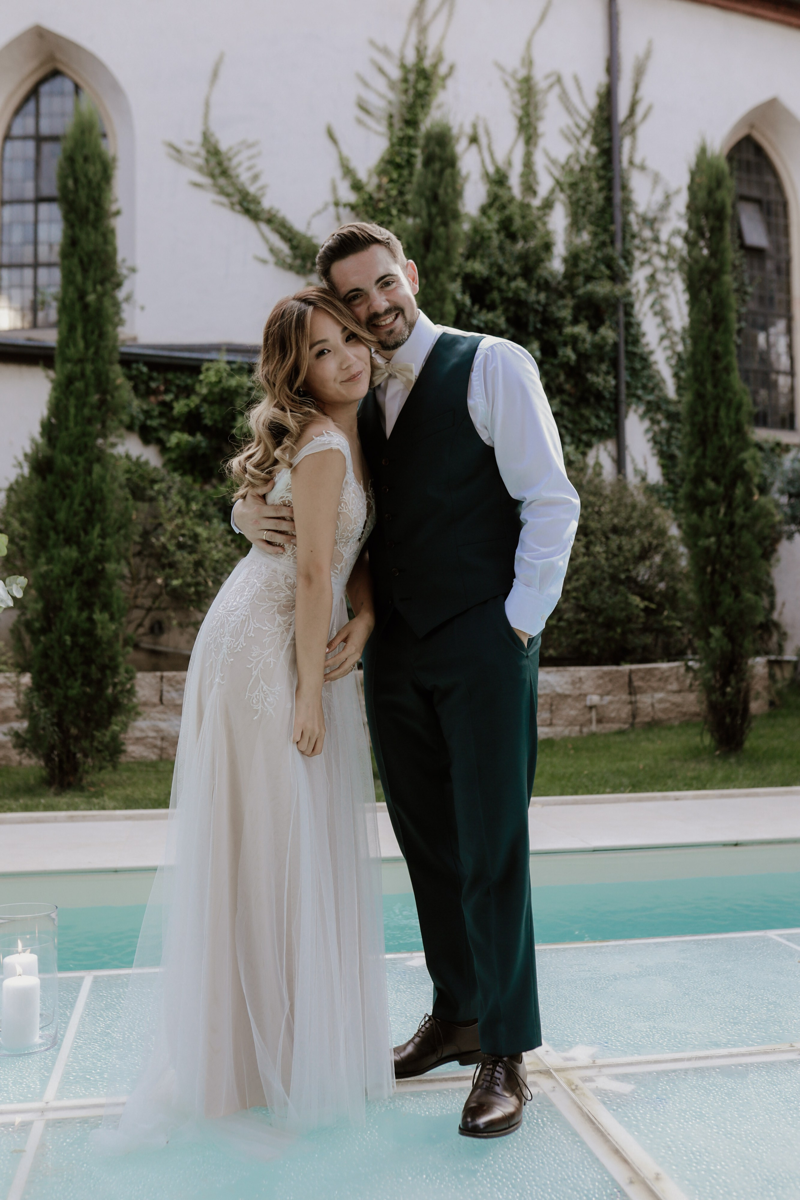 Natürliche Paarfotos im Morrhof mit mediterraner Architektur 