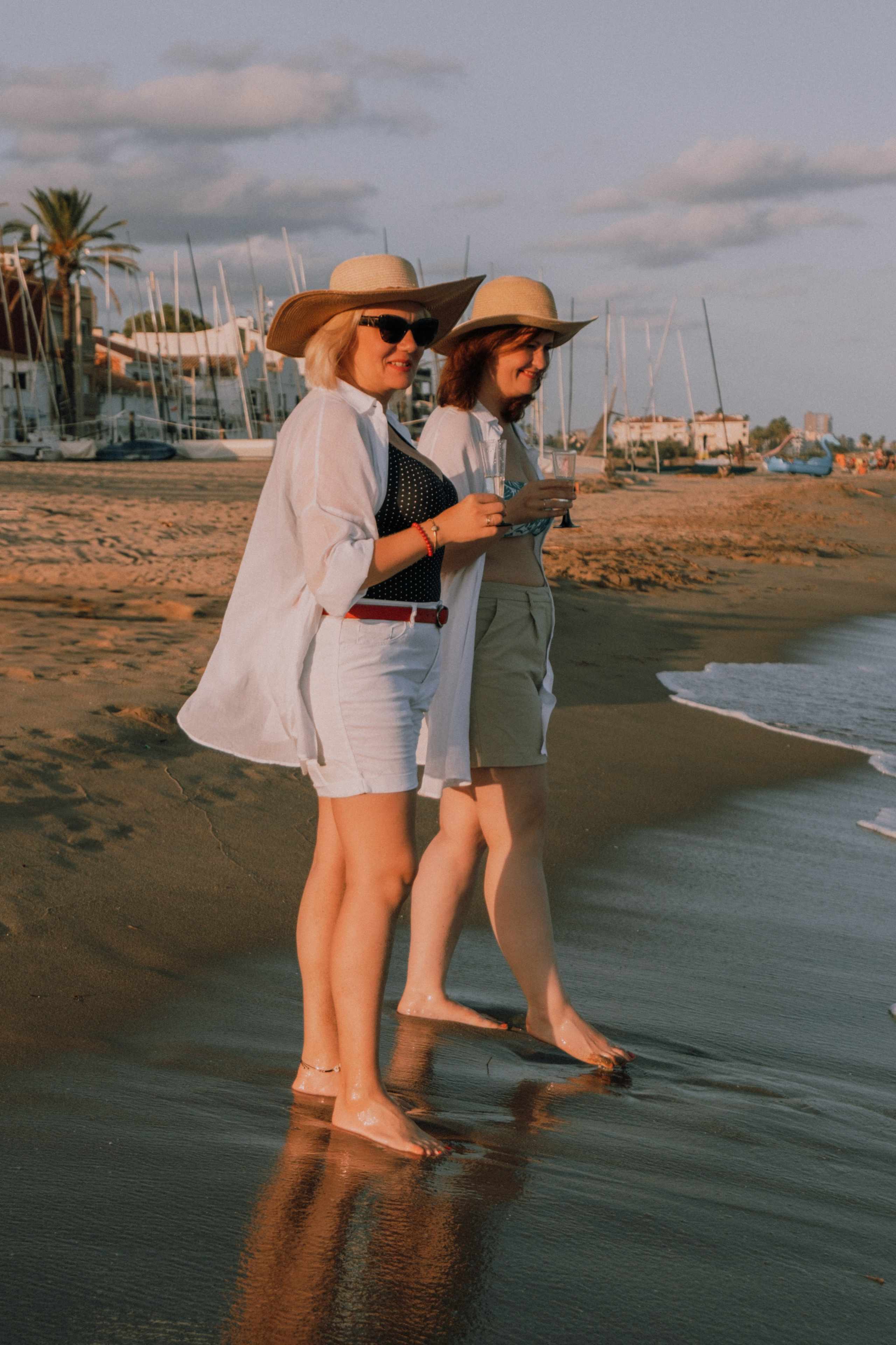 Sesión de amigas en la playa. Fotografía profesional en Calafell - Elena Medvedeva