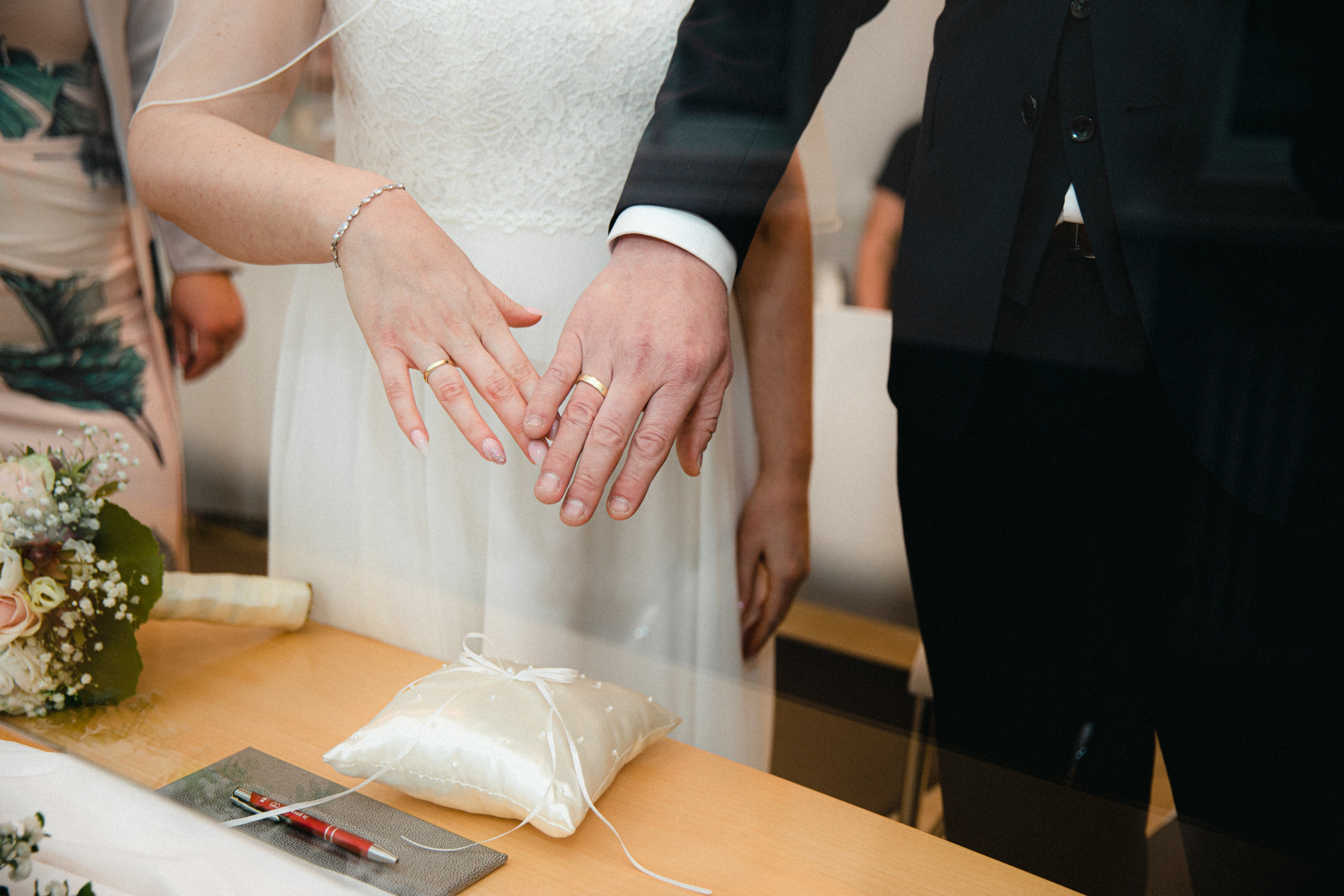 Hochzeit auf der Sparrenburg Bielefeld & Altes Rathaus – Natürliche Hochzeitsfotos & Emotionale Reportagen. Hochzeitsfotografin in Gütersloh | Authentische Hochzeitsreportagen | TK Photographie
