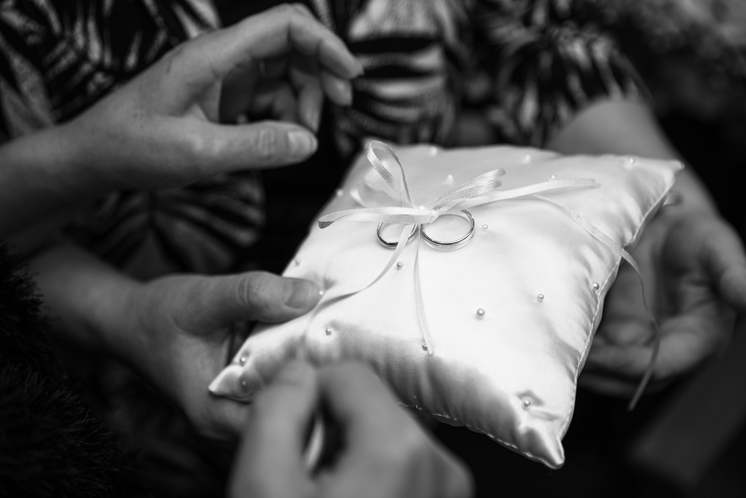 Hochzeit auf der Sparrenburg Bielefeld & Altes Rathaus – Natürliche Hochzeitsfotos & Emotionale Reportagen. Hochzeitsfotografin in Gütersloh | Authentische Hochzeitsreportagen | TK Photographie