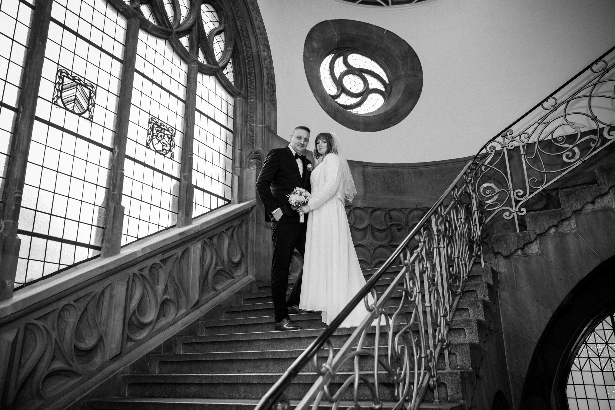Hochzeit auf der Sparrenburg Bielefeld & Altes Rathaus – Natürliche Hochzeitsfotos & Emotionale Reportagen. Hochzeitsfotografin in Gütersloh | Authentische Hochzeitsreportagen | TK Photographie