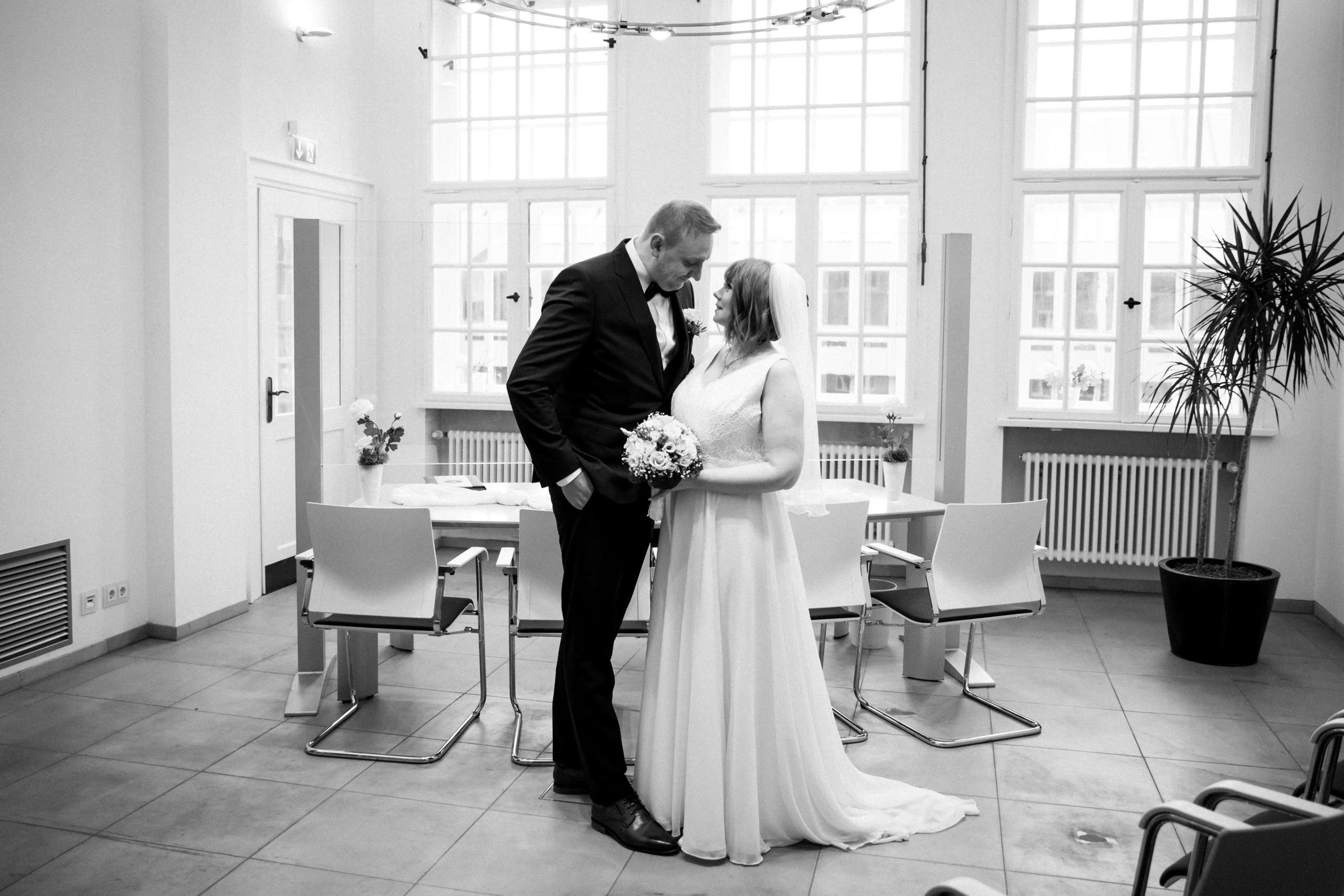 Hochzeit auf der Sparrenburg Bielefeld & Altes Rathaus – Natürliche Hochzeitsfotos & Emotionale Reportagen. Hochzeitsfotografin in Gütersloh | Authentische Hochzeitsreportagen | TK Photographie