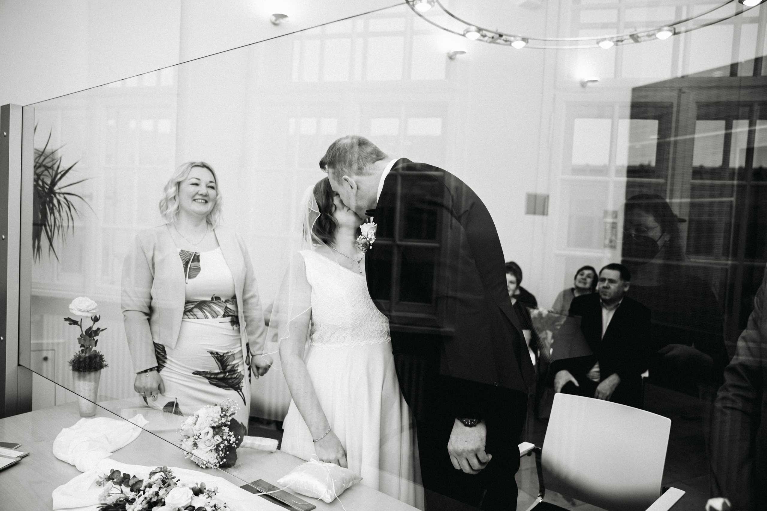 Hochzeit auf der Sparrenburg Bielefeld & Altes Rathaus – Natürliche Hochzeitsfotos & Emotionale Reportagen. Hochzeitsfotografin in Gütersloh | Authentische Hochzeitsreportagen | TK Photographie