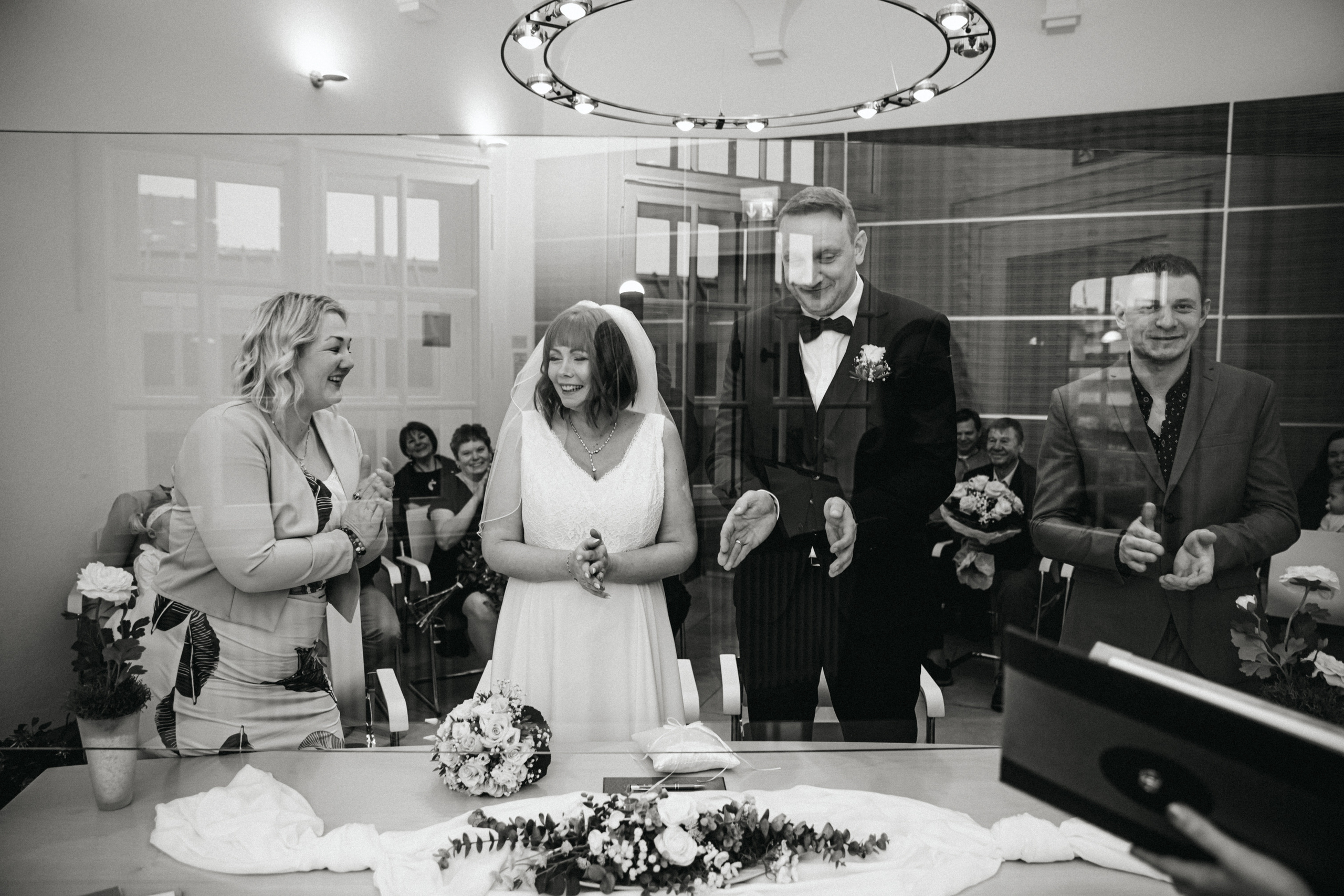 Hochzeit auf der Sparrenburg Bielefeld & Altes Rathaus – Natürliche Hochzeitsfotos & Emotionale Reportagen. Hochzeitsfotografin in Gütersloh | Authentische Hochzeitsreportagen | TK Photographie