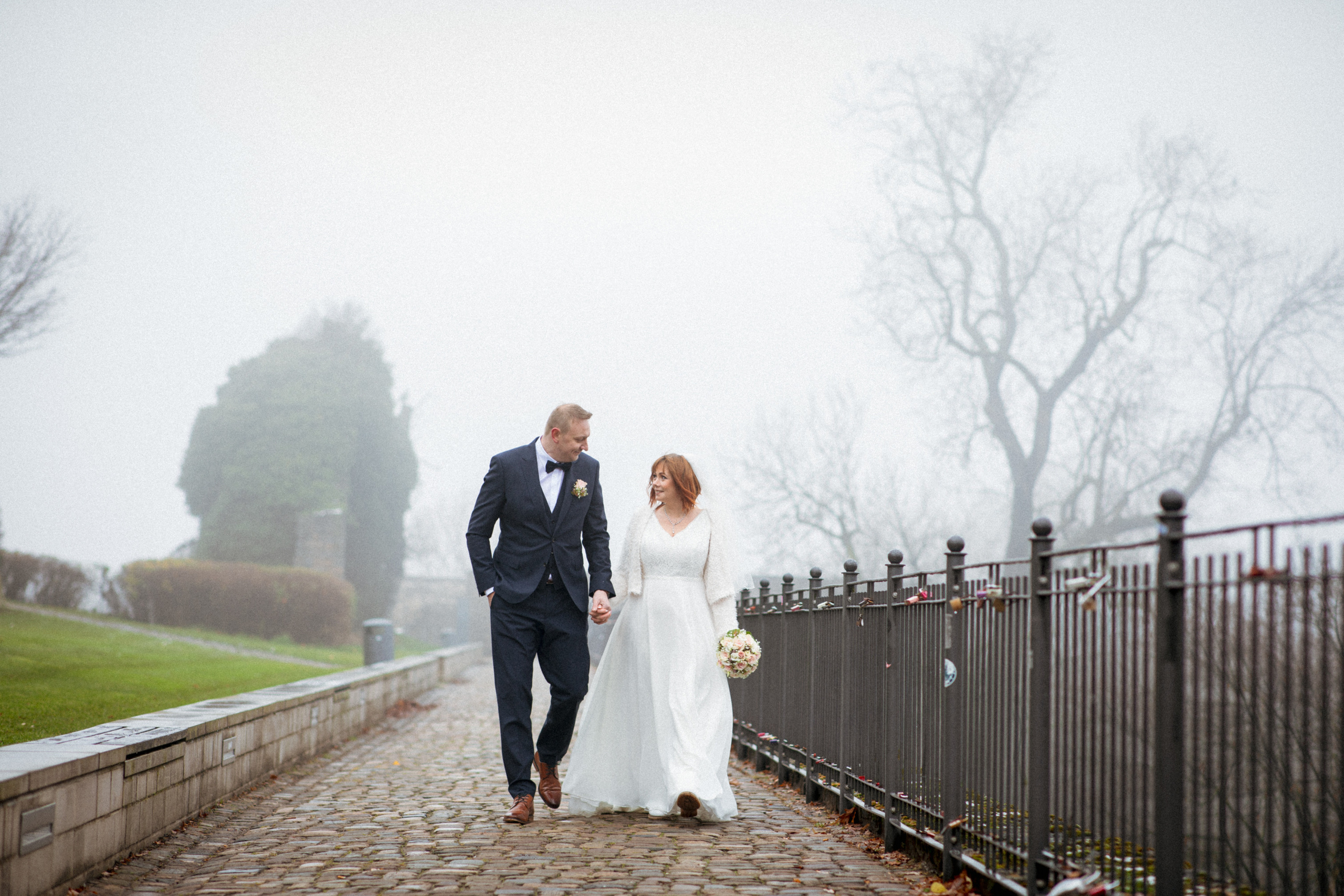 Hochzeit auf der Sparrenburg Bielefeld & Altes Rathaus – Natürliche Hochzeitsfotos & Emotionale Reportagen. Hochzeitsfotografin in Gütersloh | Authentische Hochzeitsreportagen | TK Photographie
