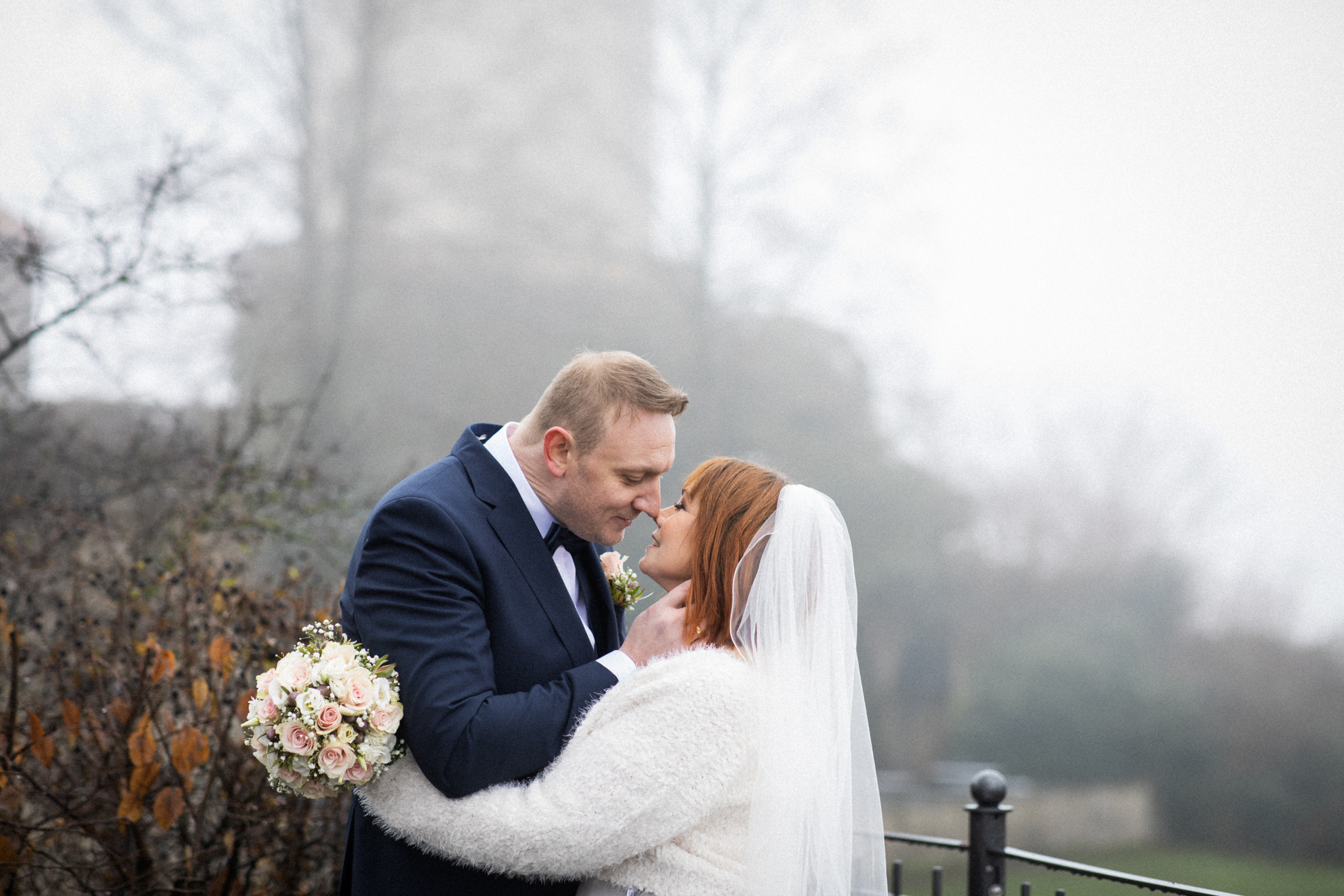 Hochzeit auf der Sparrenburg Bielefeld & Altes Rathaus – Natürliche Hochzeitsfotos & Emotionale Reportagen. Hochzeitsfotografin in Gütersloh | Authentische Hochzeitsreportagen | TK Photographie