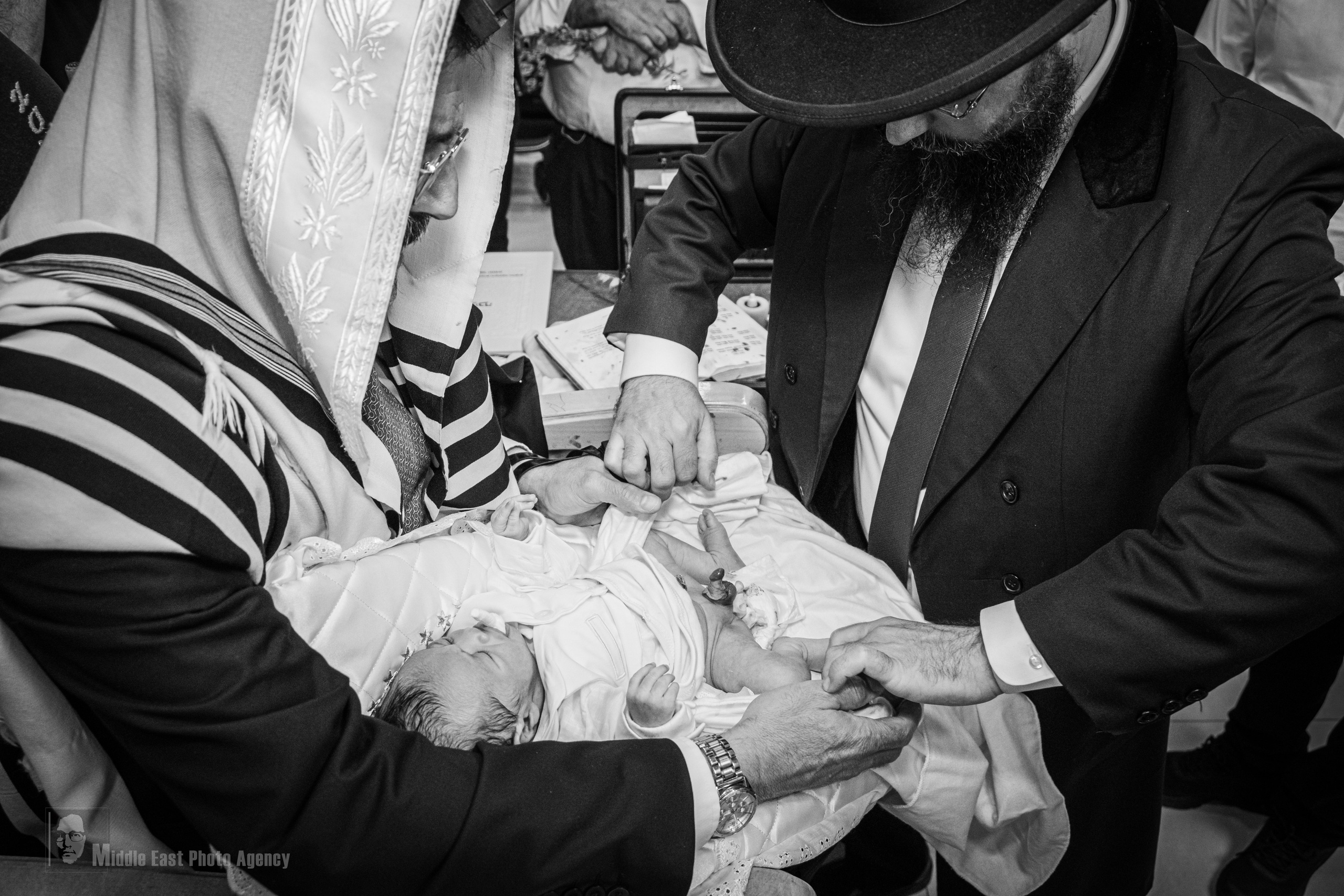 ‏ברית מילה. Middle East Photo Agency — Photography & Event Magnets — סוכנות צילום והדפסת מגנטים לאירועים