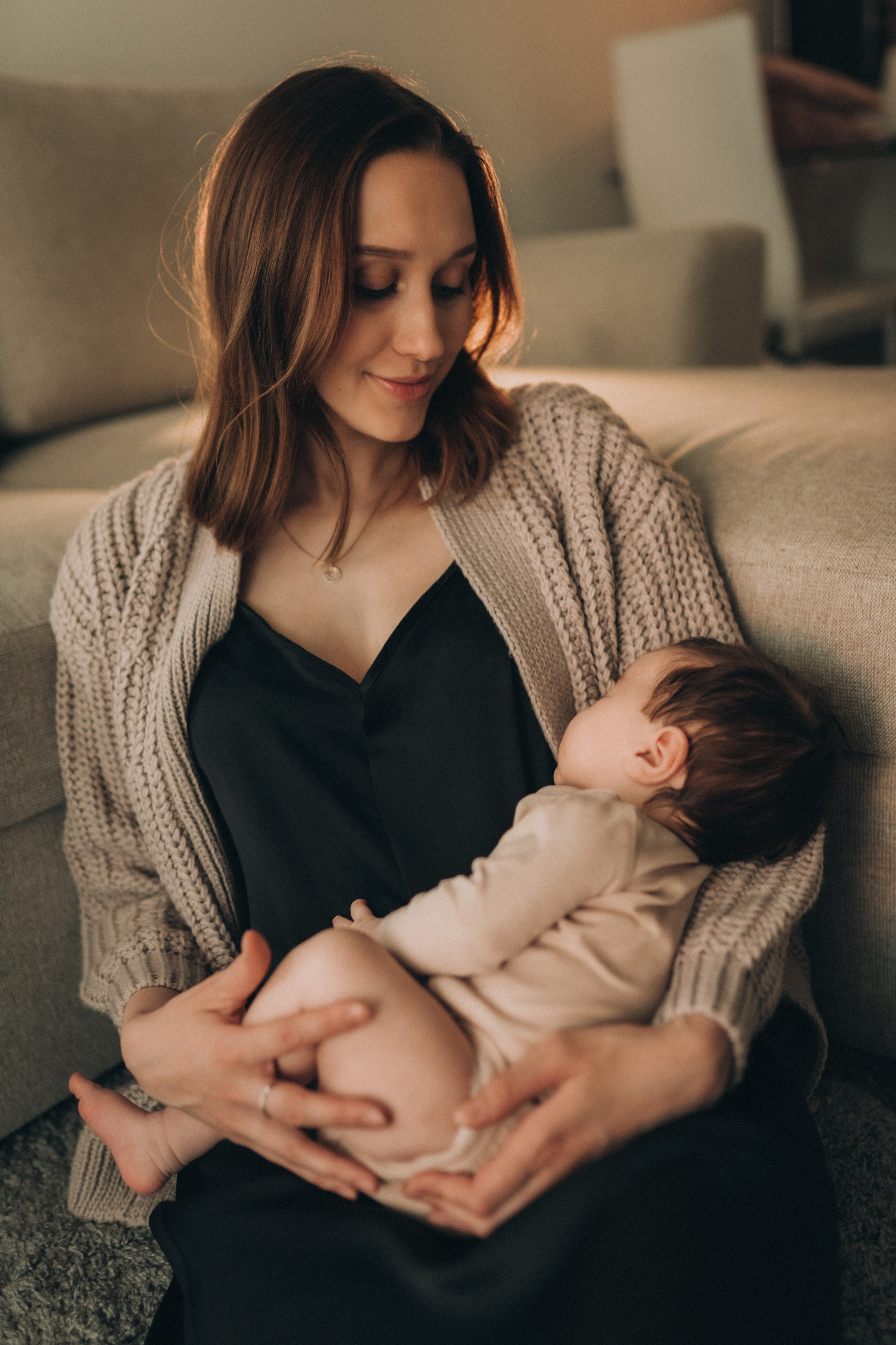 Anna and her baby at home. Maria Gogoleva — Family & Birth Photographer in Helsinki