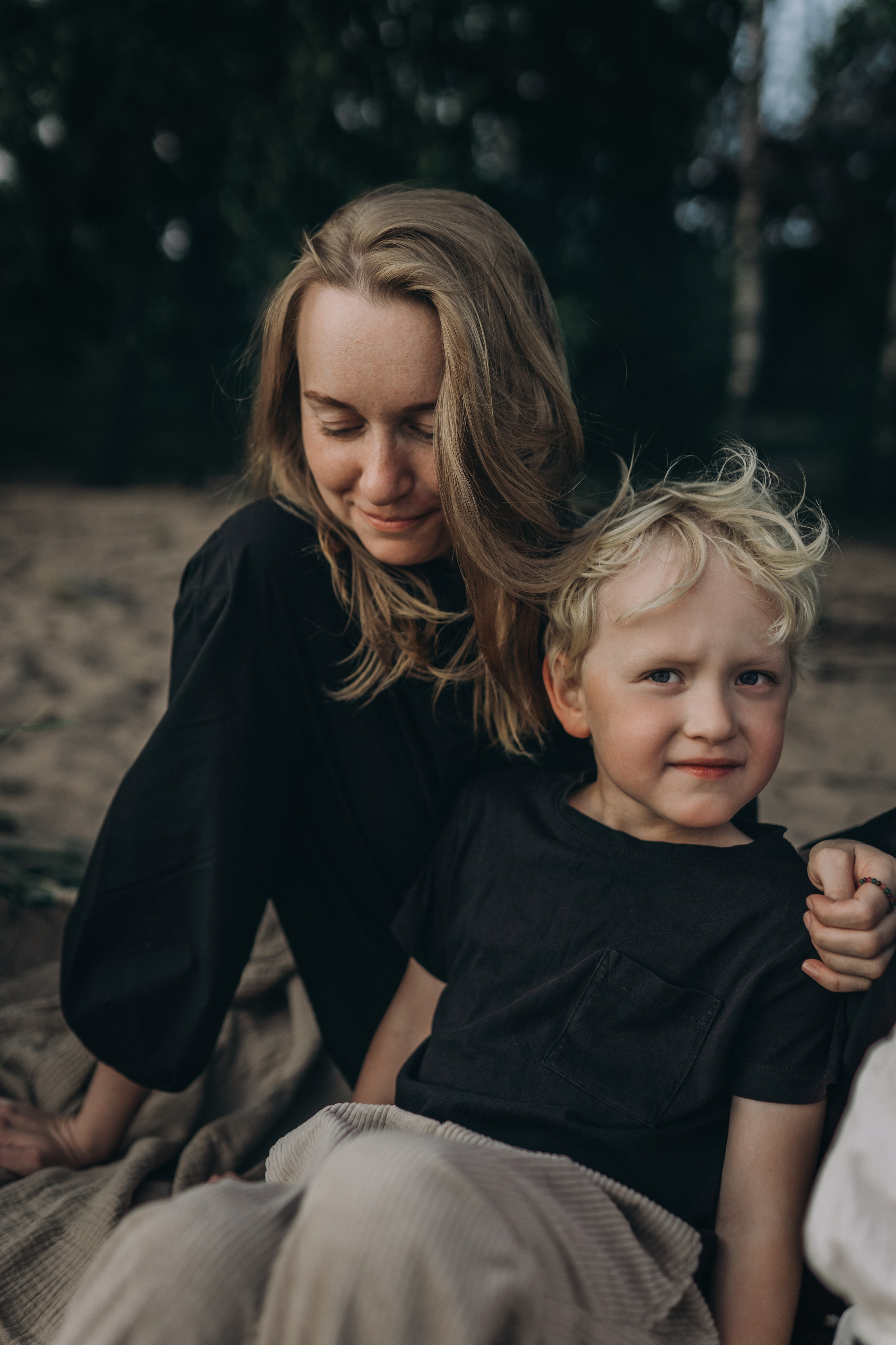 Kids in sand. Maria Gogoleva — Family & Birth Photographer in Helsinki