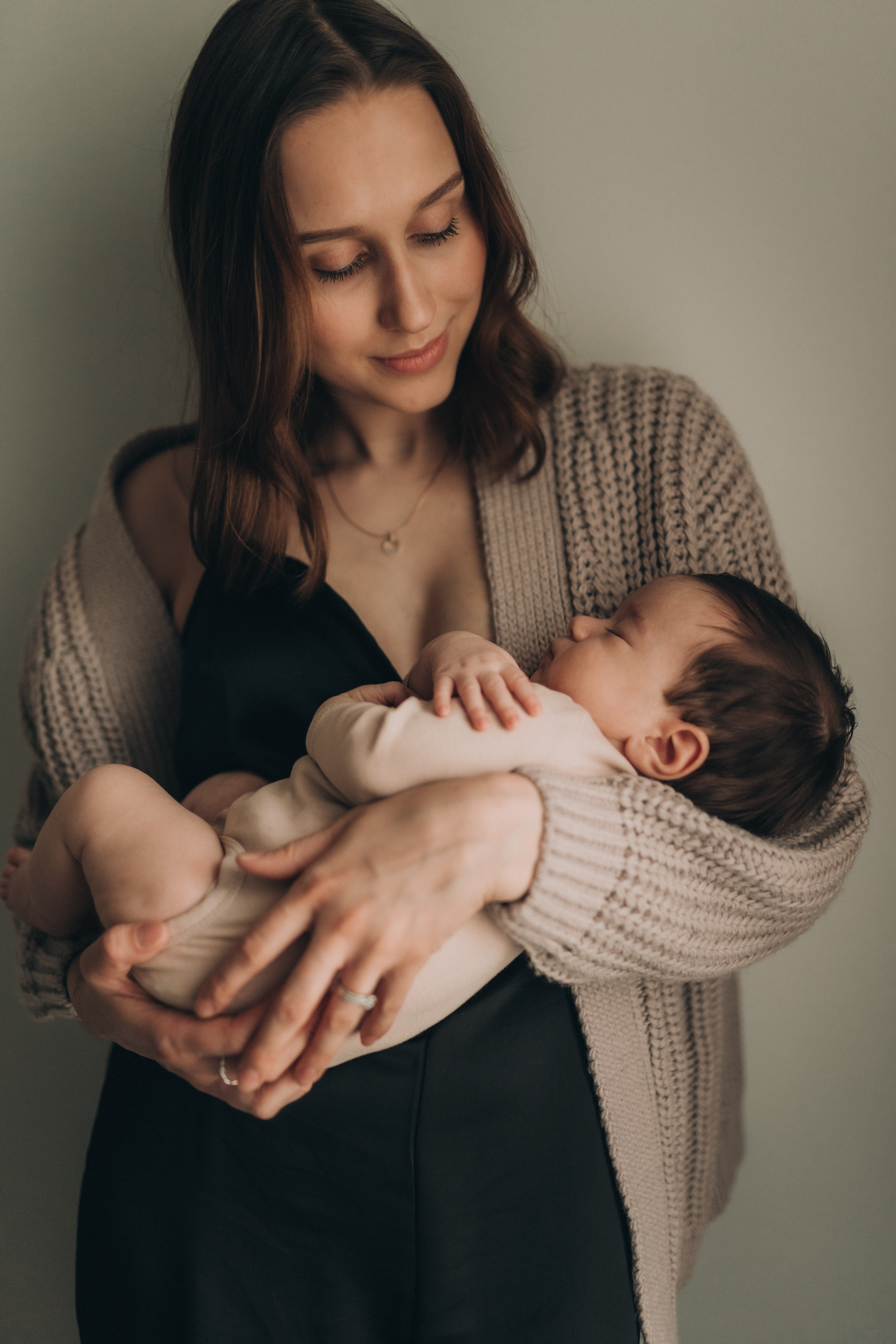 Anna and her baby at home. Maria Gogoleva — Family & Birth Photographer in Helsinki