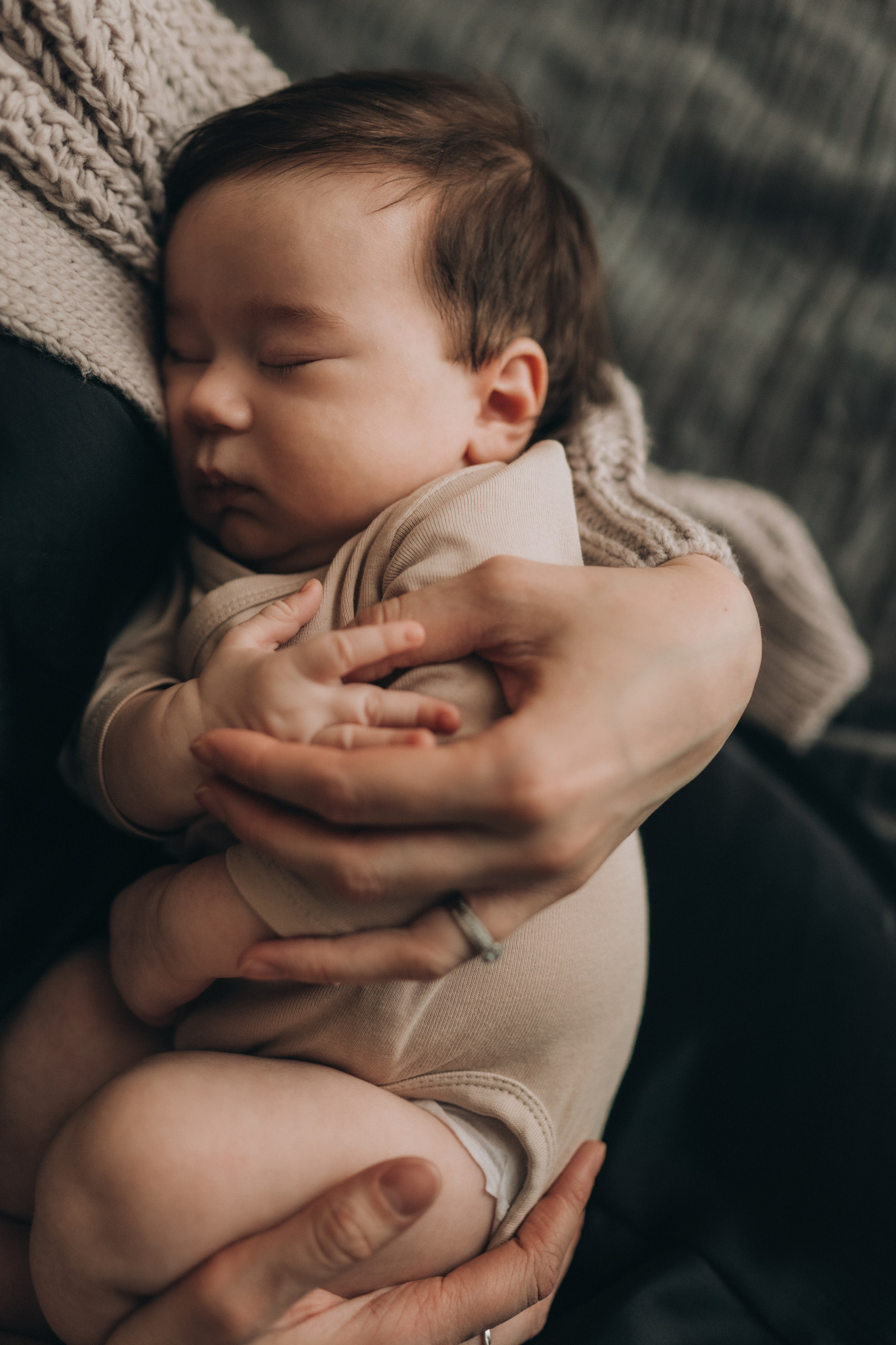 Anna and her baby at home. Maria Gogoleva — Family & Birth Photographer in Helsinki