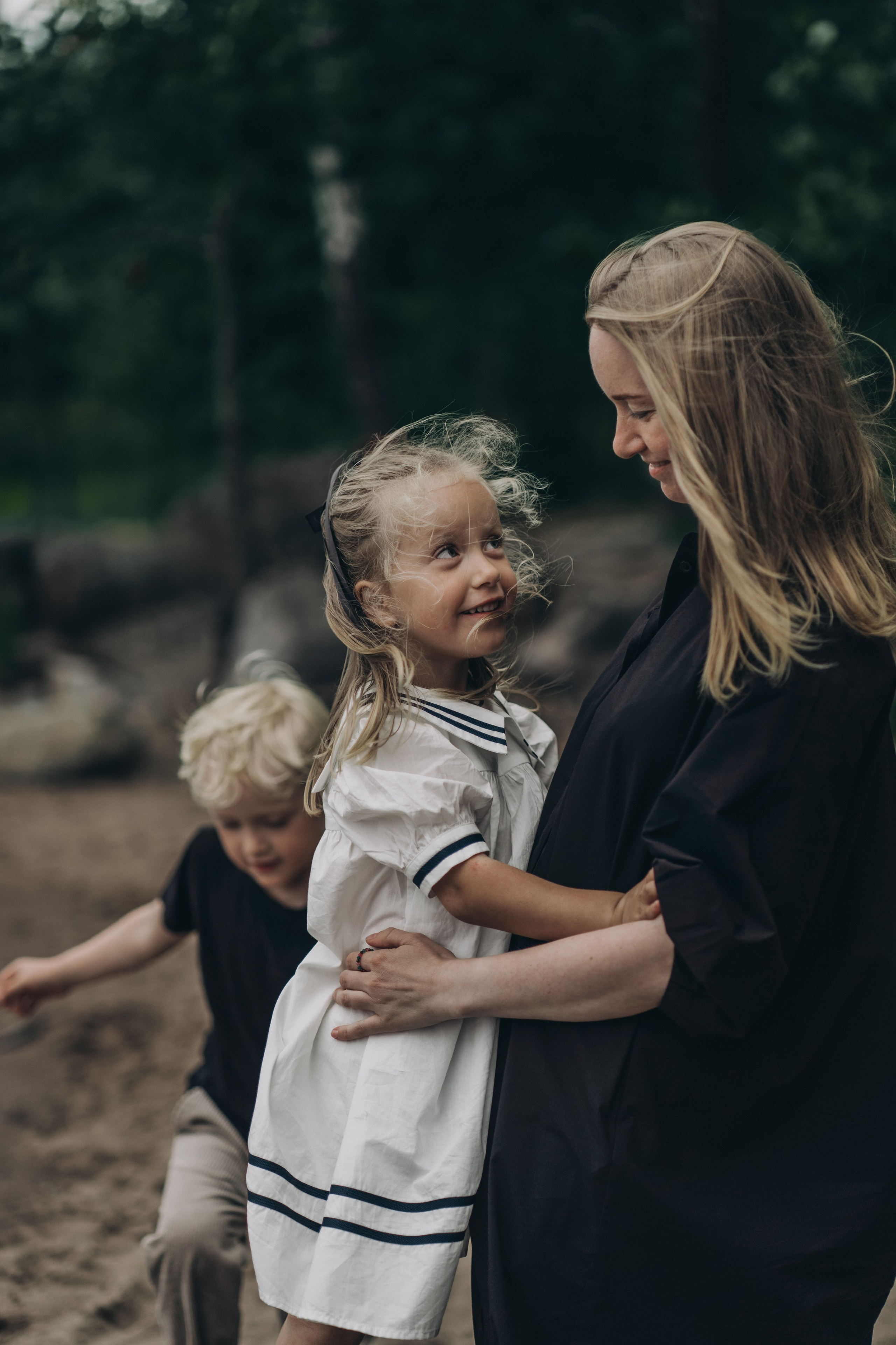 Kids in sand. Maria Gogoleva — Family & Birth Photographer in Helsinki