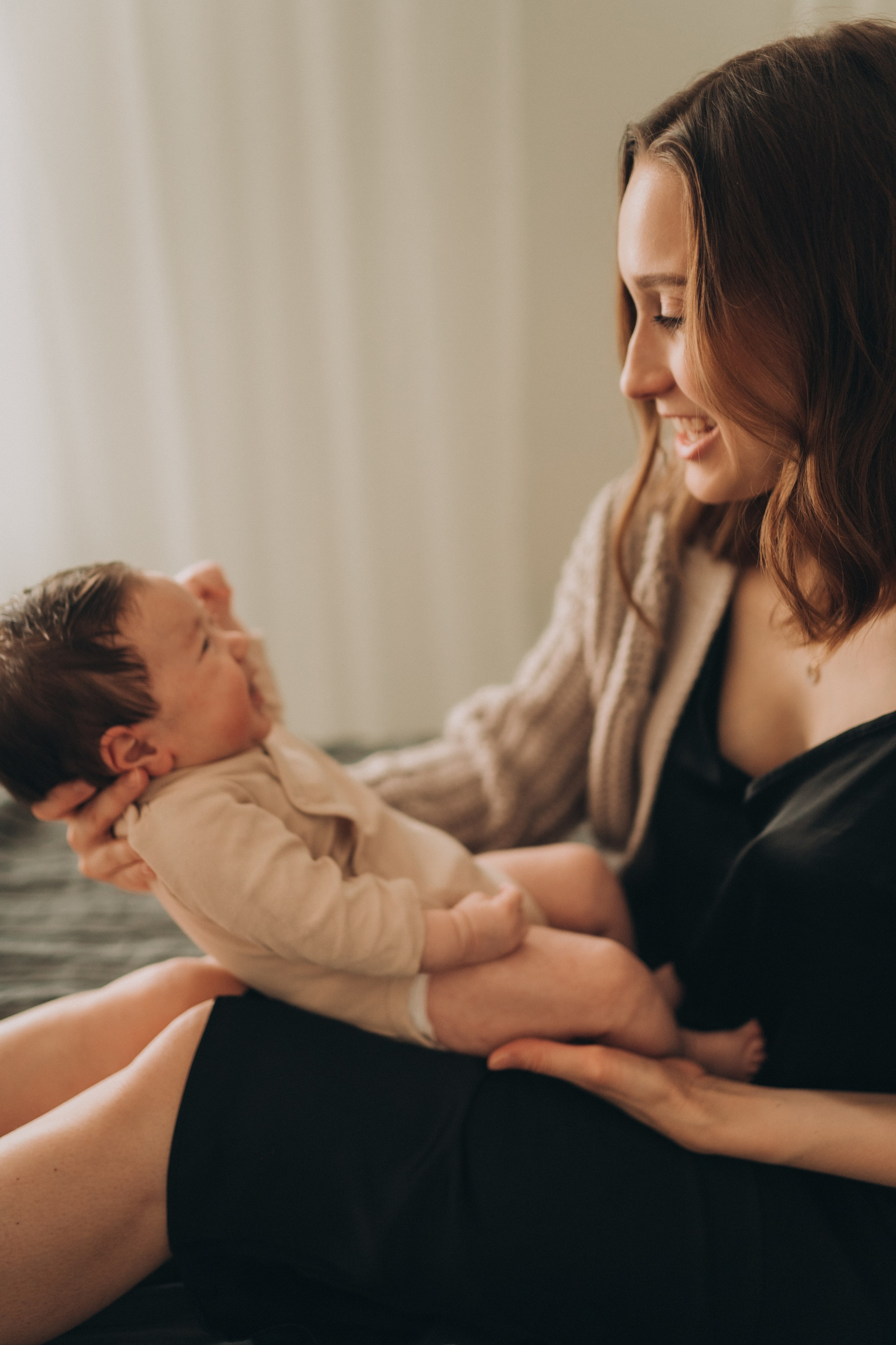 Anna and her baby at home. Maria Gogoleva — Family & Birth Photographer in Helsinki