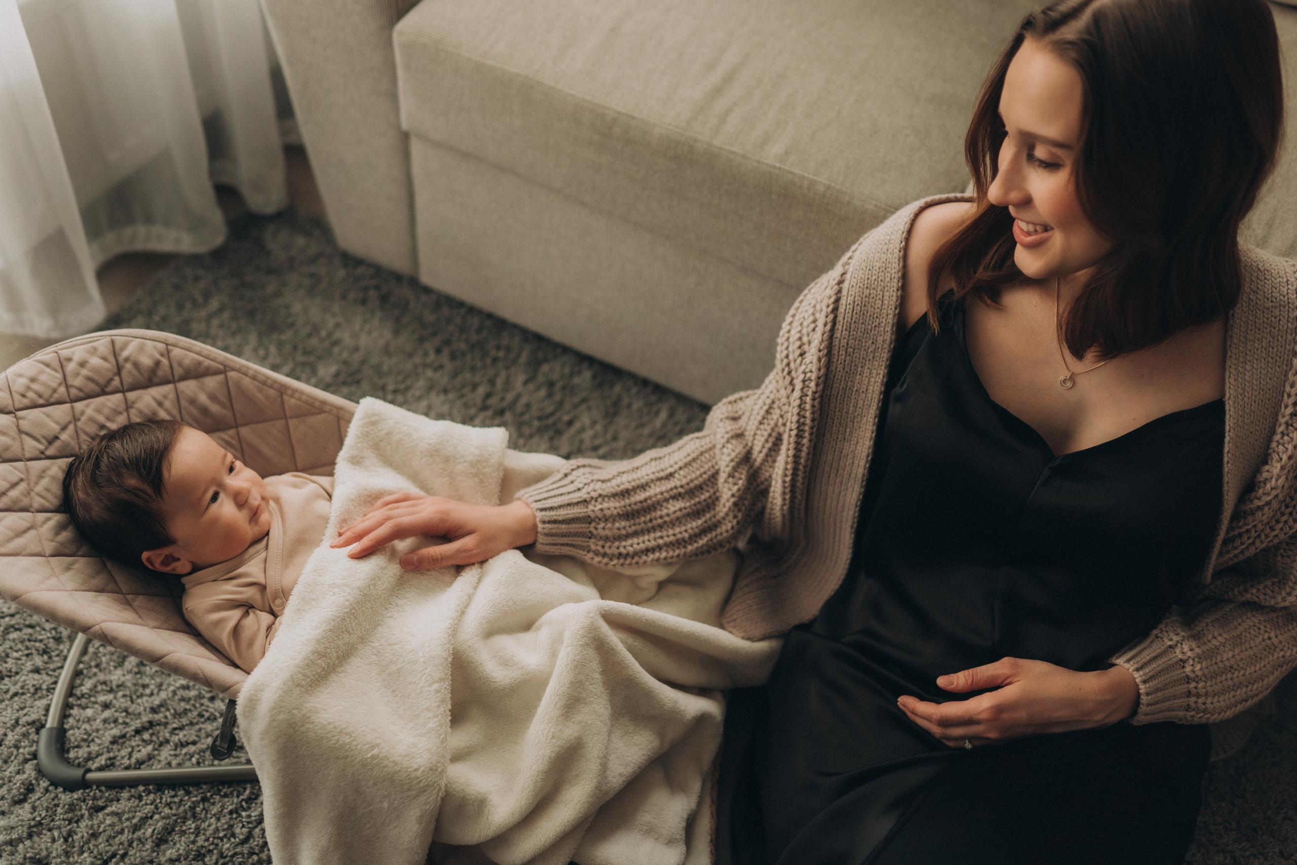 Anna and her baby at home. Maria Gogoleva — Family & Birth Photographer in Helsinki