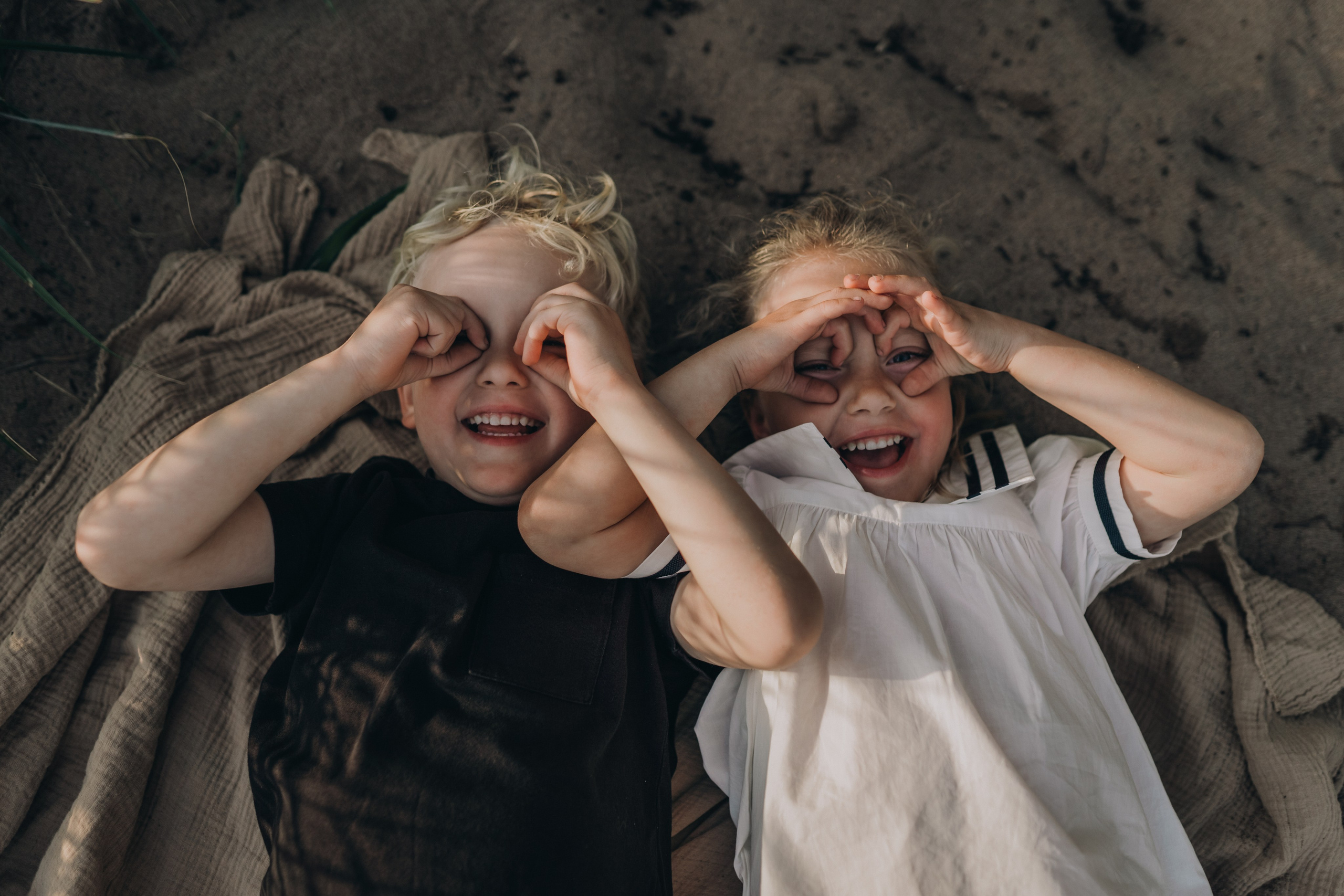 Kids in sand. Maria Gogoleva — Family & Birth Photographer in Helsinki