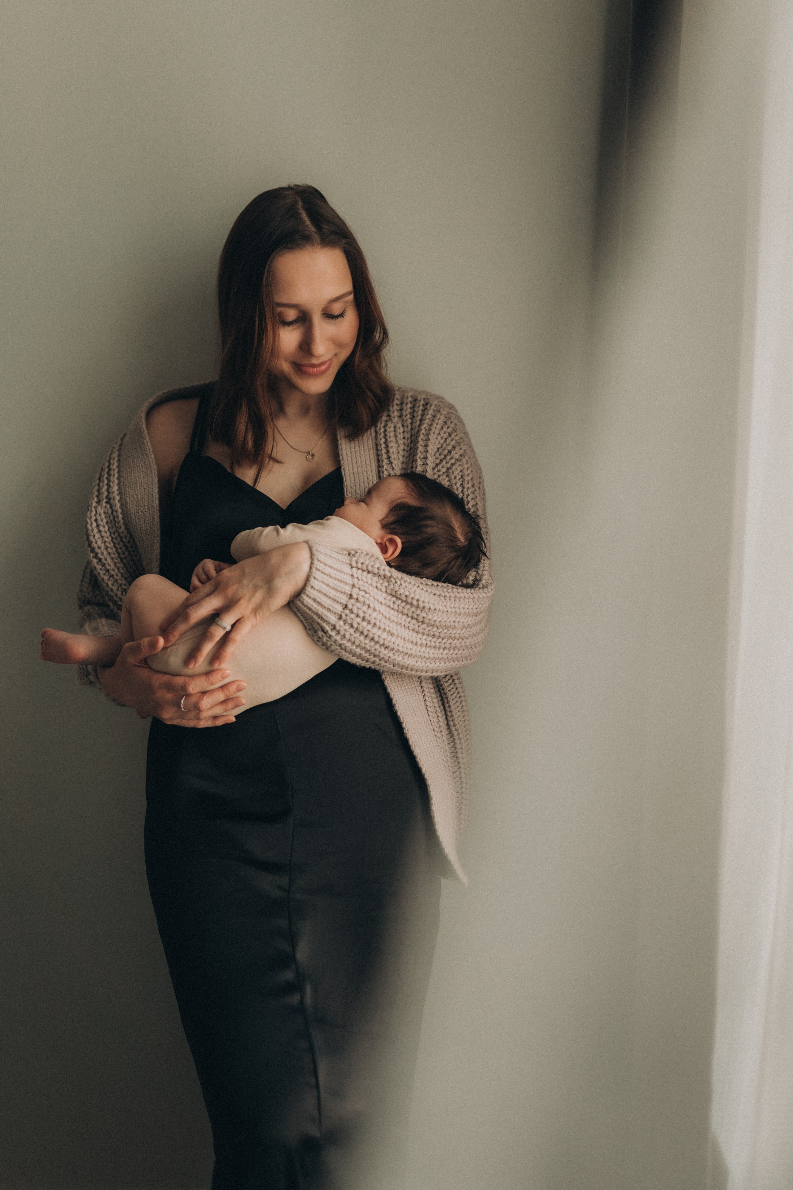 Anna and her baby at home. Maria Gogoleva — Family & Birth Photographer in Helsinki