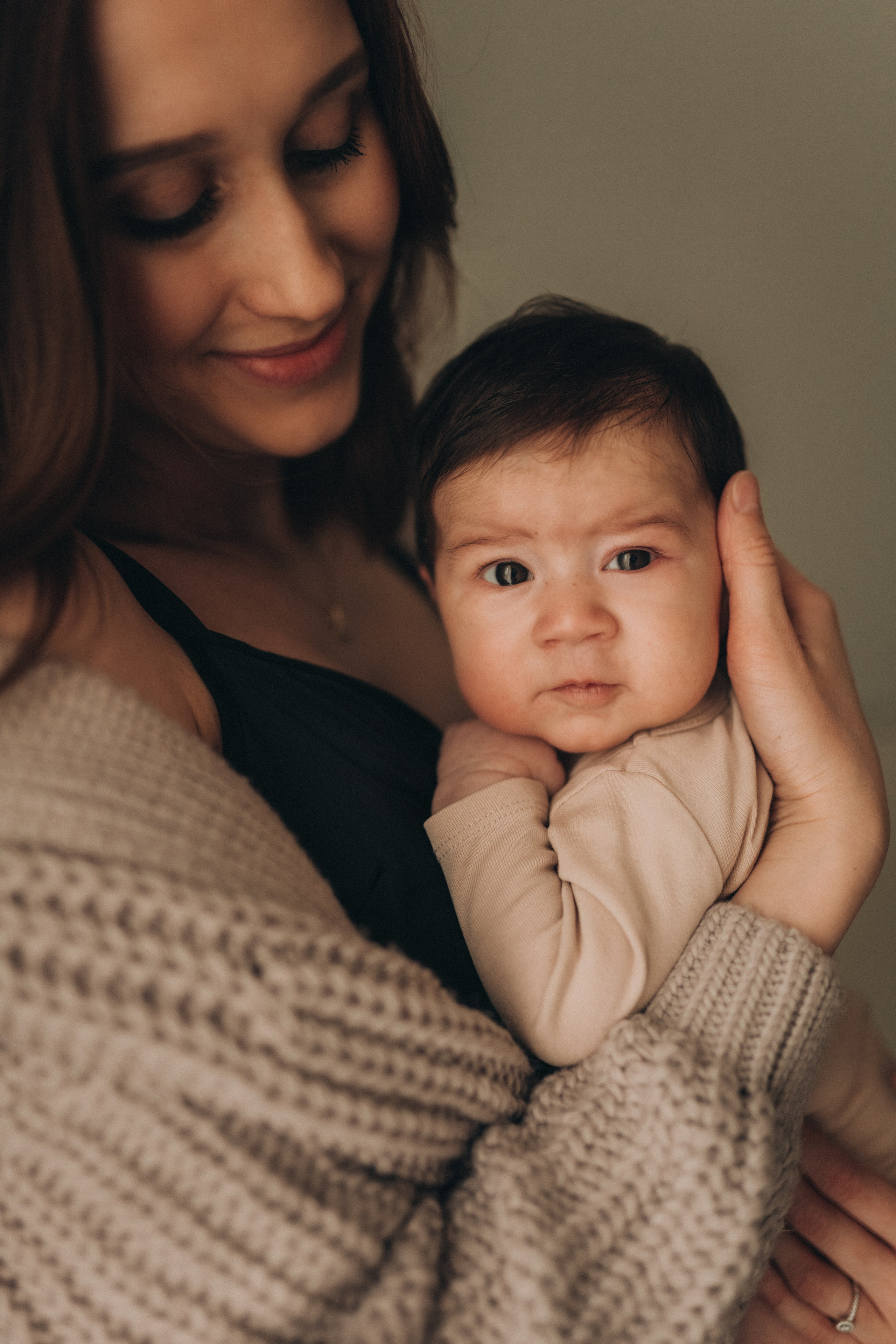 Anna and her baby at home. Maria Gogoleva — Family & Birth Photographer in Helsinki