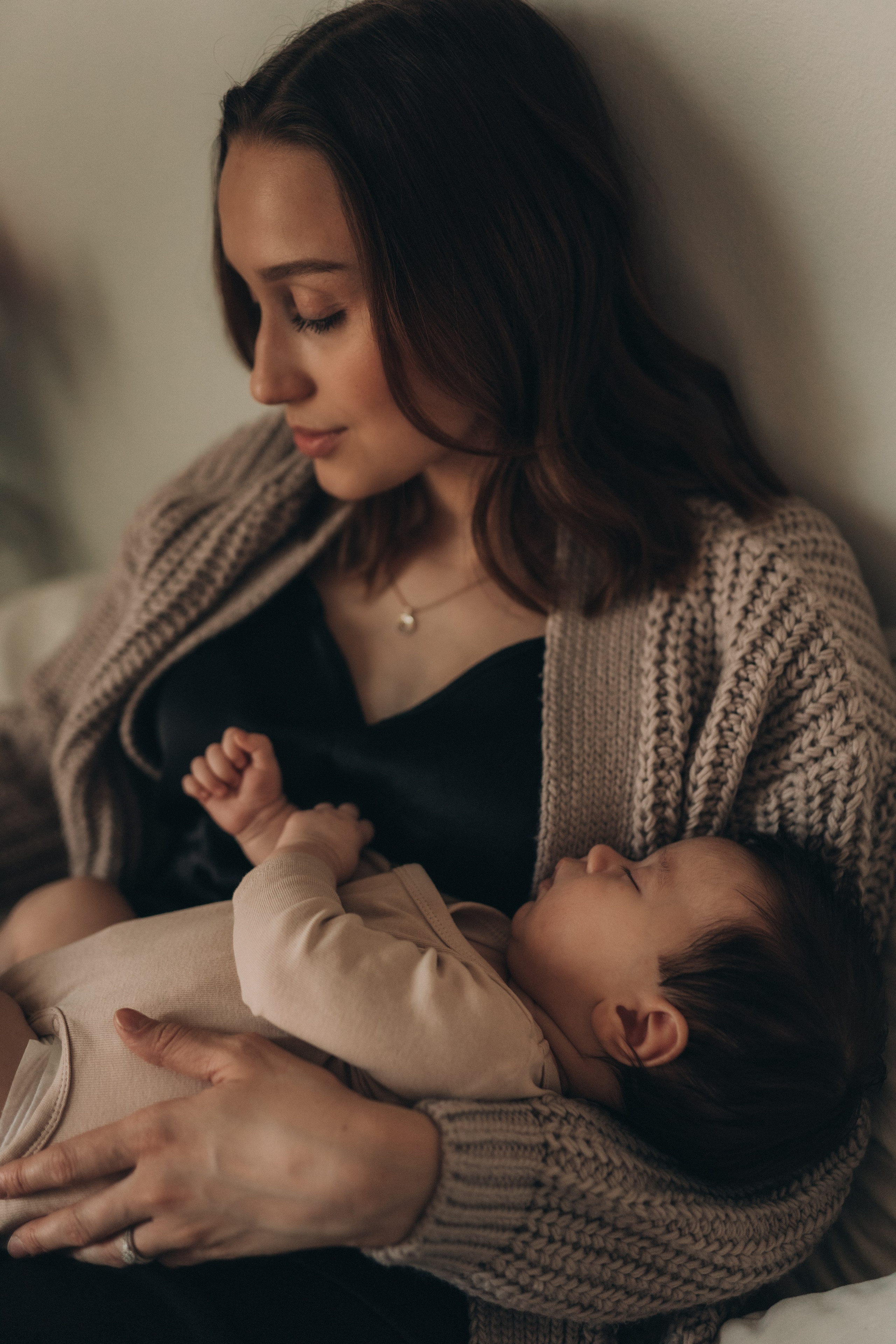 Anna and her baby at home. Maria Gogoleva — Family & Birth Photographer in Helsinki