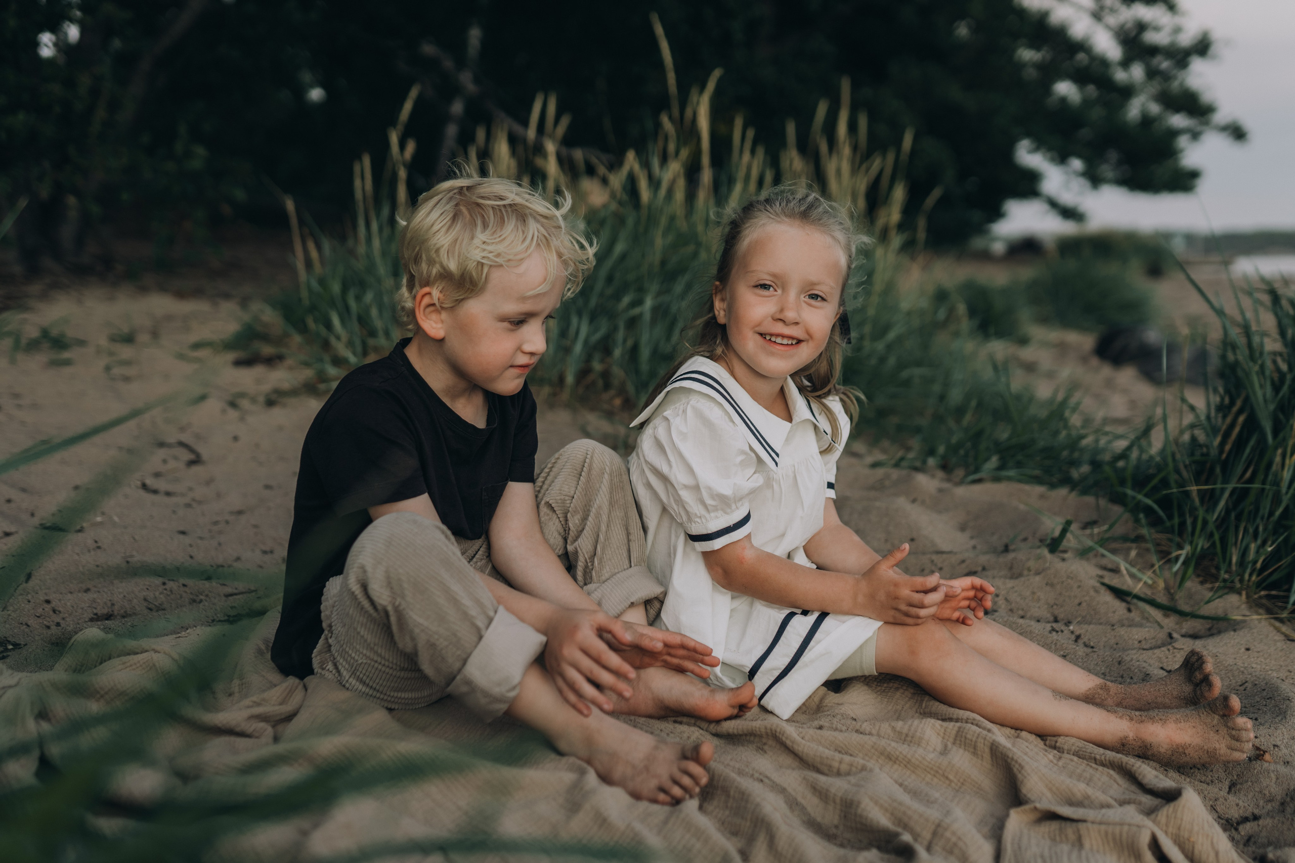Kids in sand. Maria Gogoleva — Family & Birth Photographer in Helsinki