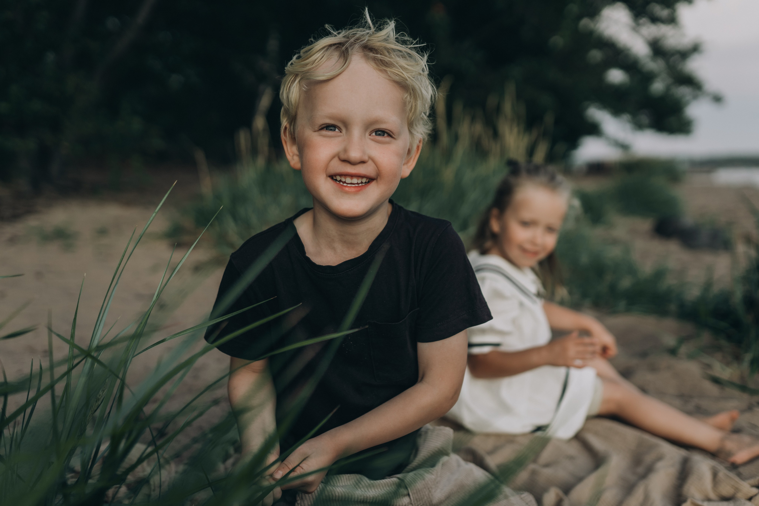 Kids in sand. Maria Gogoleva — Family & Birth Photographer in Helsinki