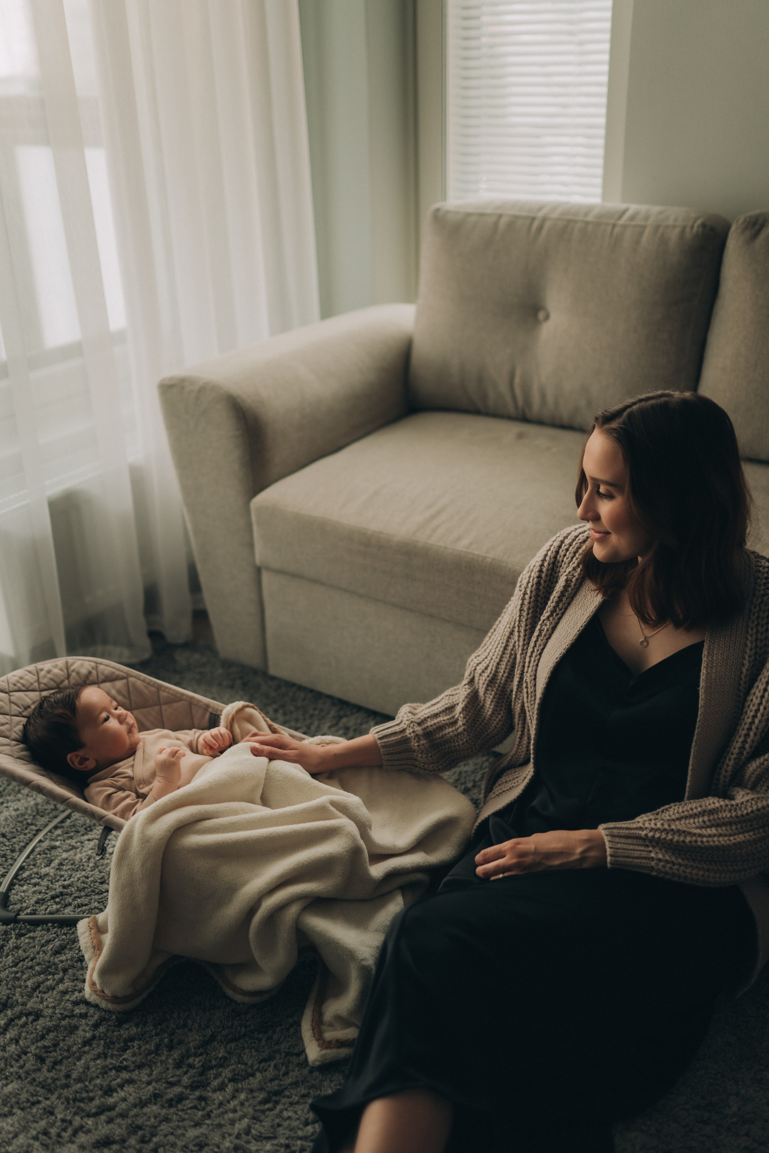 Anna and her baby at home. Maria Gogoleva — Family & Birth Photographer in Helsinki