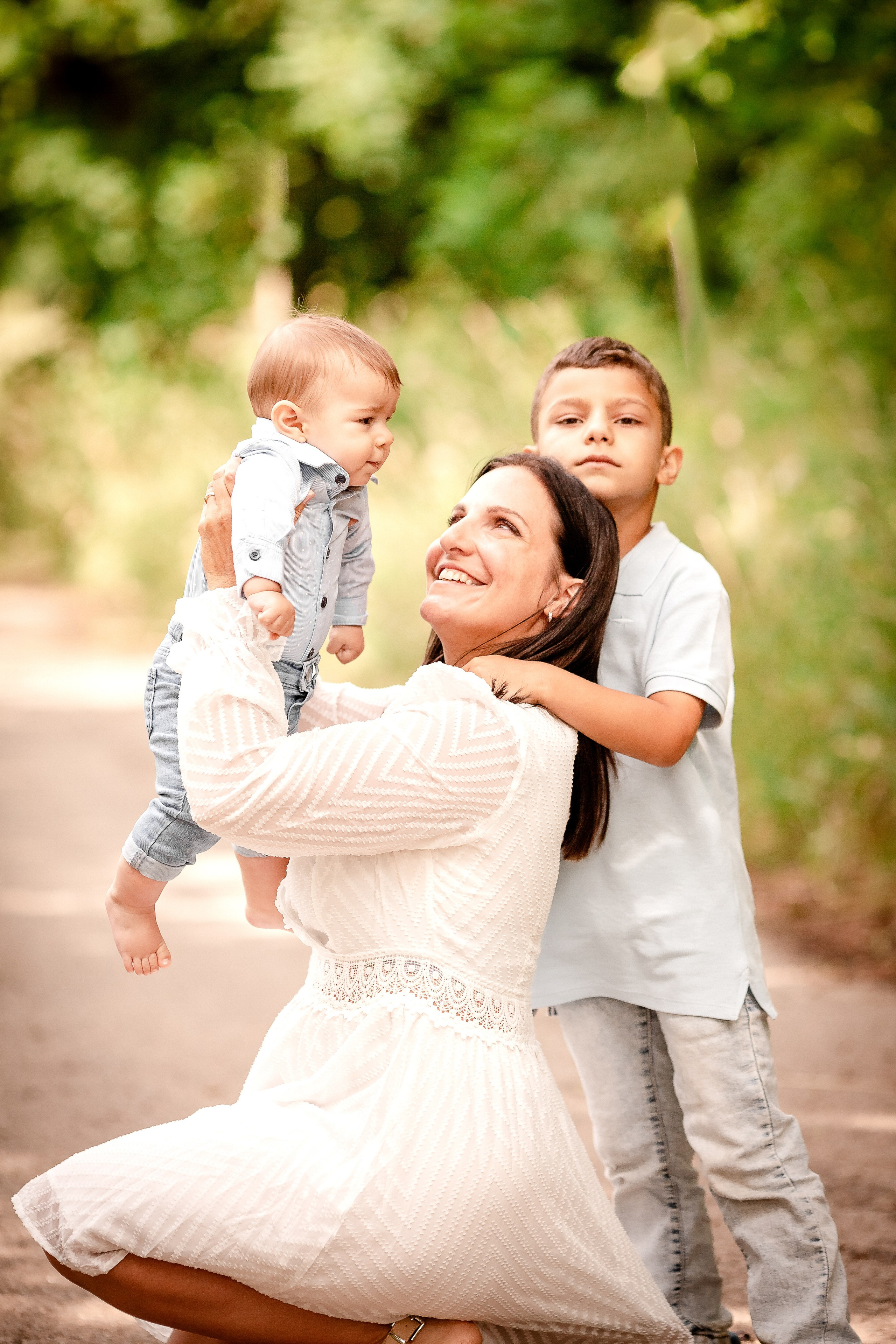 Natürliche Familienbilder am Sommer. Professionele fotografin in Münsingen Olesia Wegele