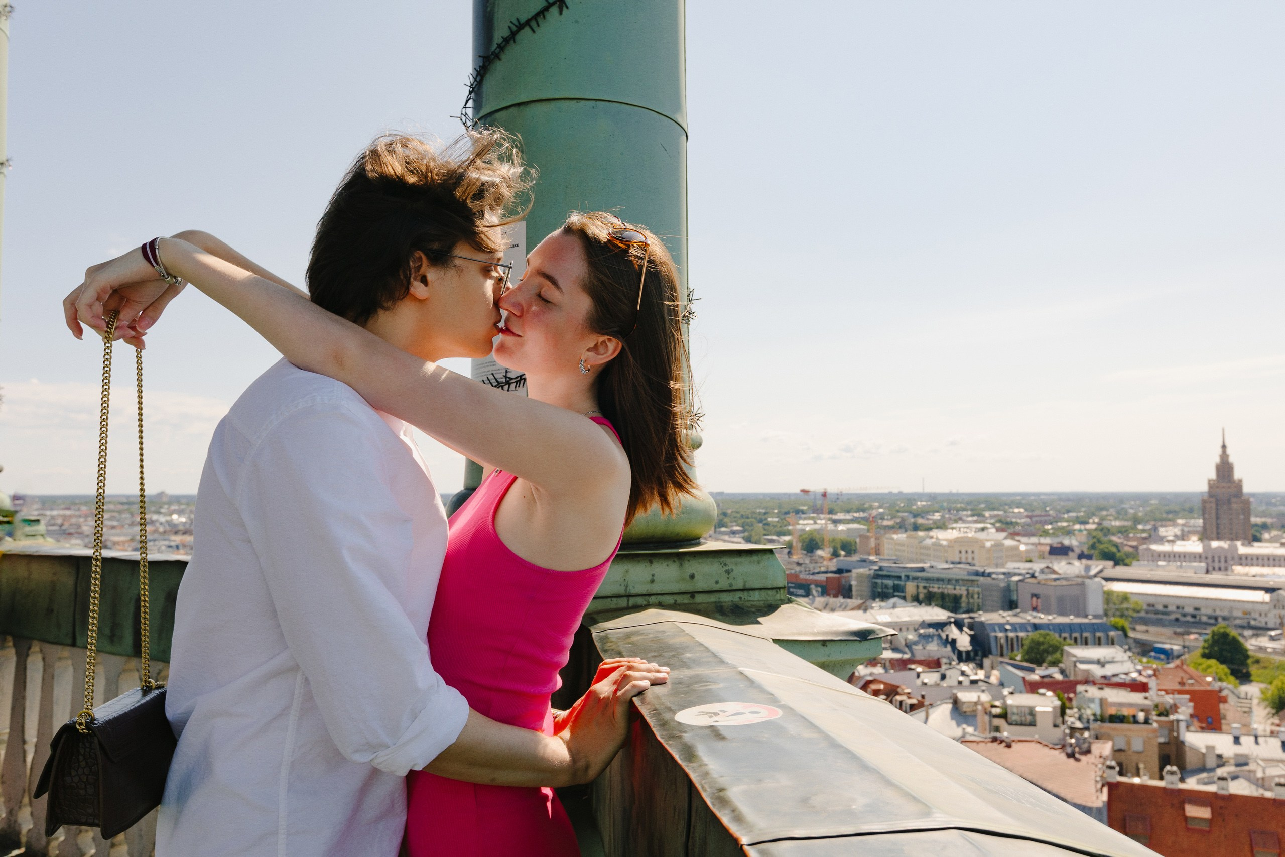 Летняя фотосессия лавстори в Вецриге, Латвия. Евгений Тимофеев | Свадебный и контент-фотограф и видеограф в Риге