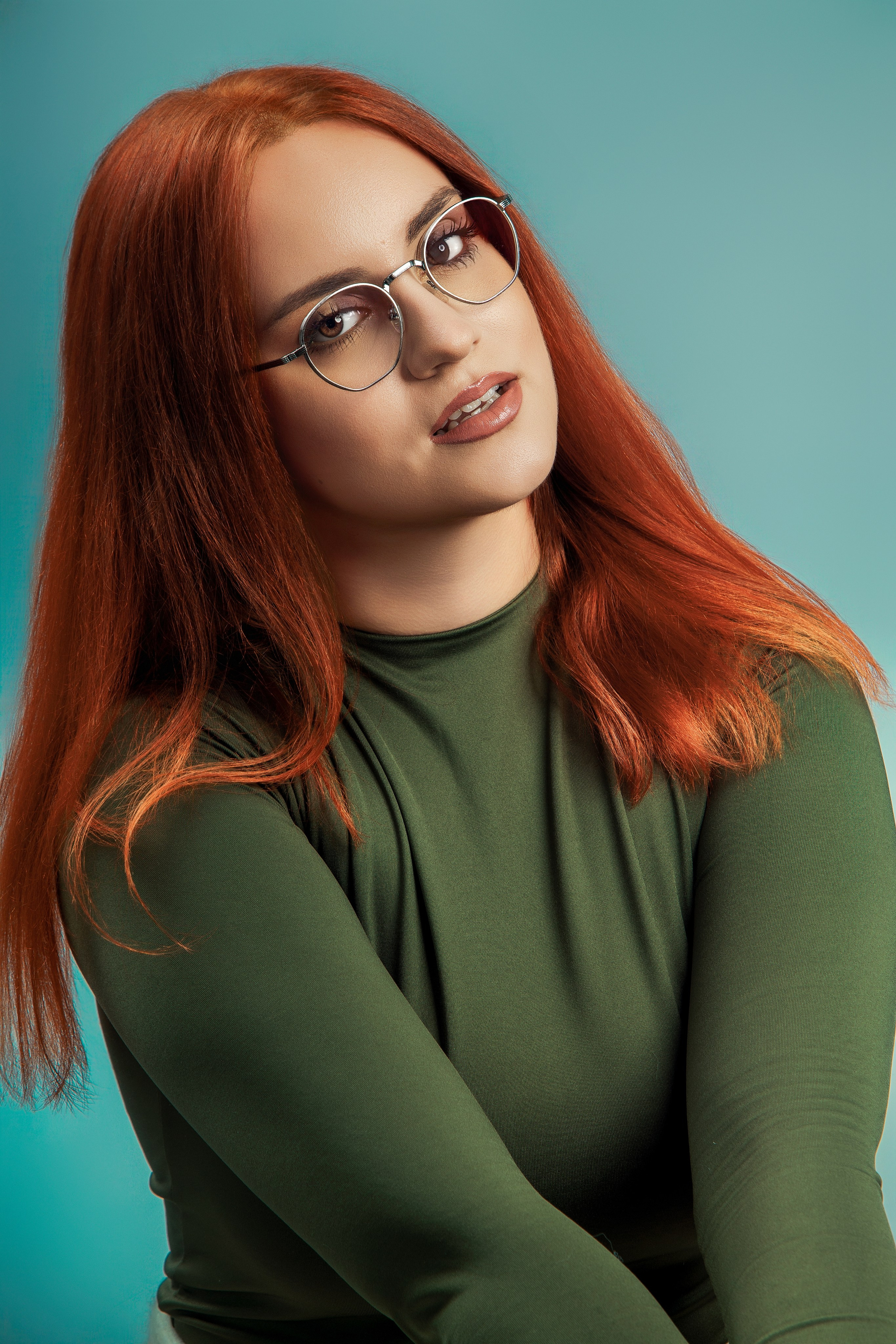 Model așezat pe scaun în studio, iluminare laterală soft